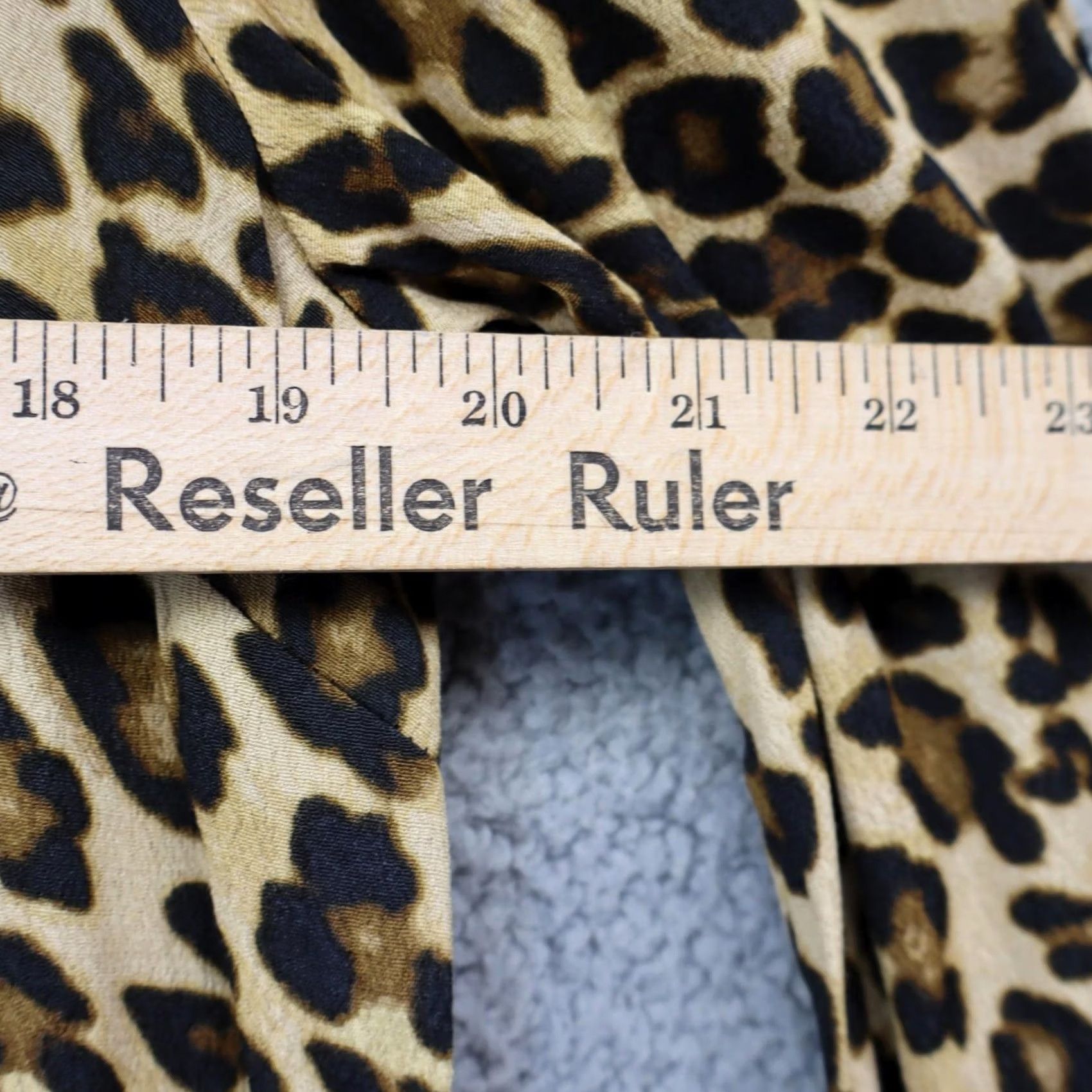Forever 21 FOREVER 21 Blouse Shirt Womens NWT sz 8 Long Sleeve Gray Polyester Animal Print Sheer Collared Pullover Casual Fall Size M / US 6-8 / IT 42-44 - 5 Thumbnail