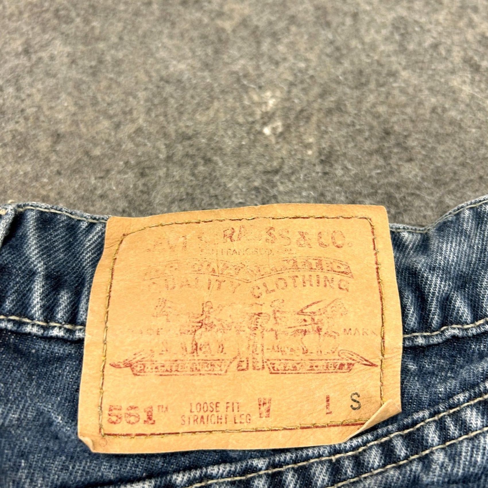 Levi's VINTAGE Levi's 561 Jeans Women 14 Blue Relaxed Straight 31 In Inseam 5-Pocket Distressed USA 90s Size 36" / US 14 / IT 50 - 3 Thumbnail