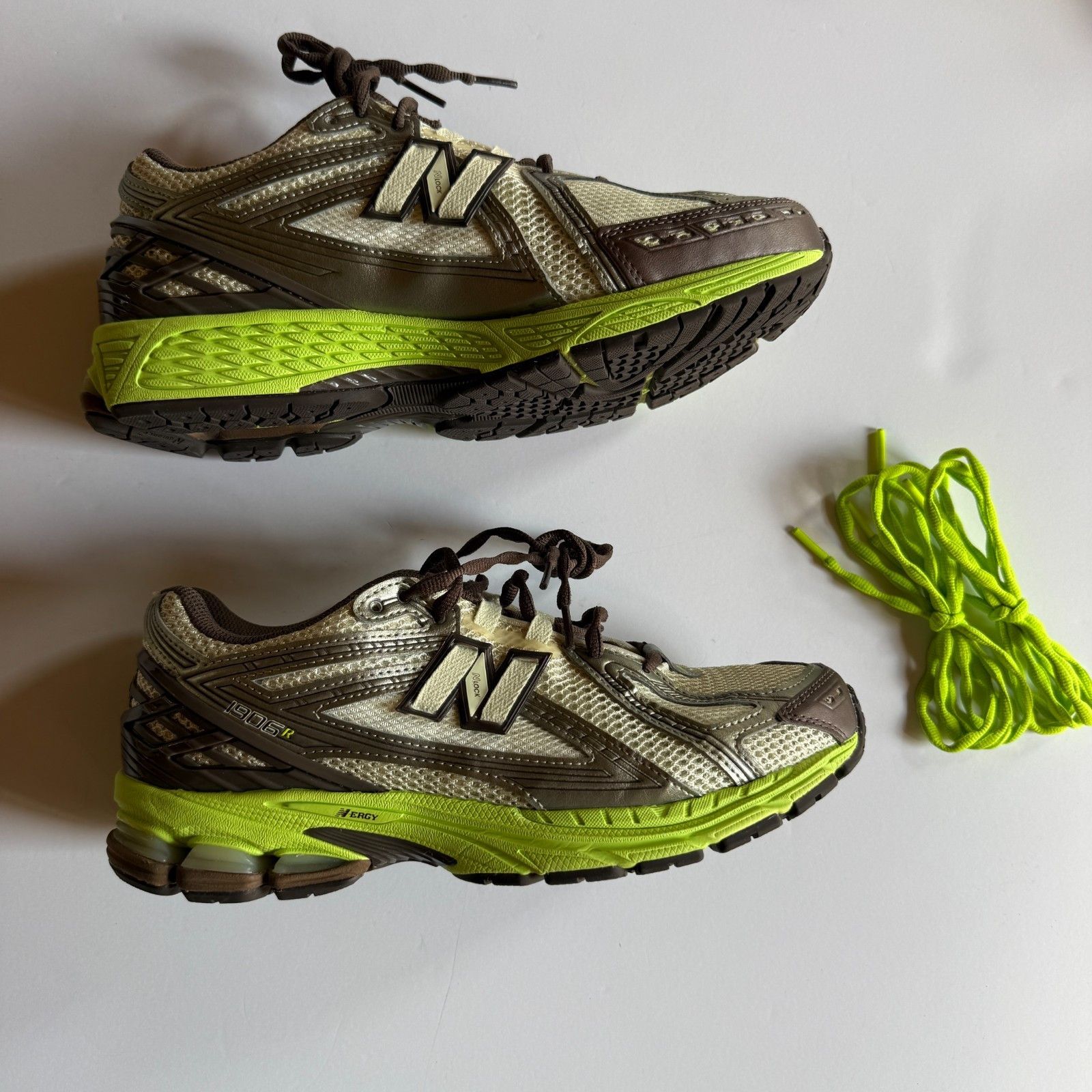 New Balance New Balance 1906R x SSENSE Exclusive M1906RSF Sneakers Size US 10 / EU 43 - 2 Thumbnail