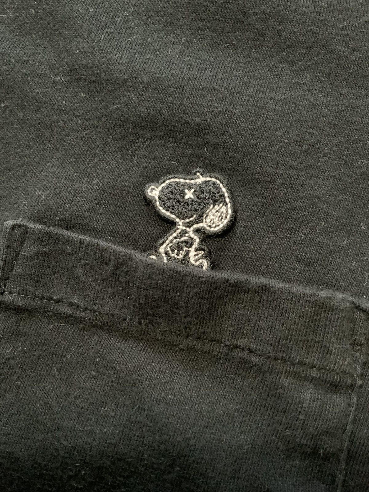 Kaws × Uniqlo UT Uniqlo X Kaws X Peanuts Snoopy Black Pocket Tee T-Shirt Size US XS / EU 42 / 0 - 1 Thumbnail