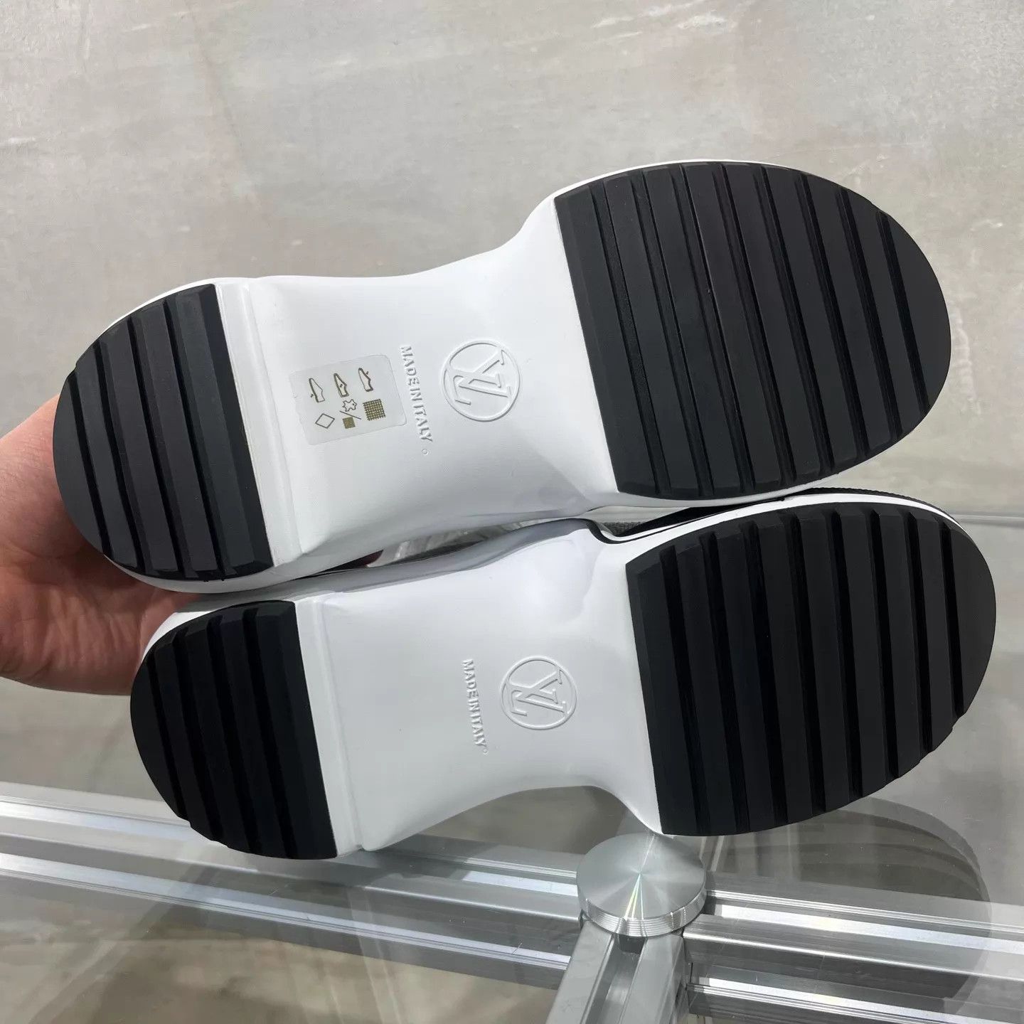 Louis Vuitton LV Archlight Wht Gry High-Top Sock Sneaker UK2/36 Size US 4.5 / IT 34.5 - 7 Thumbnail