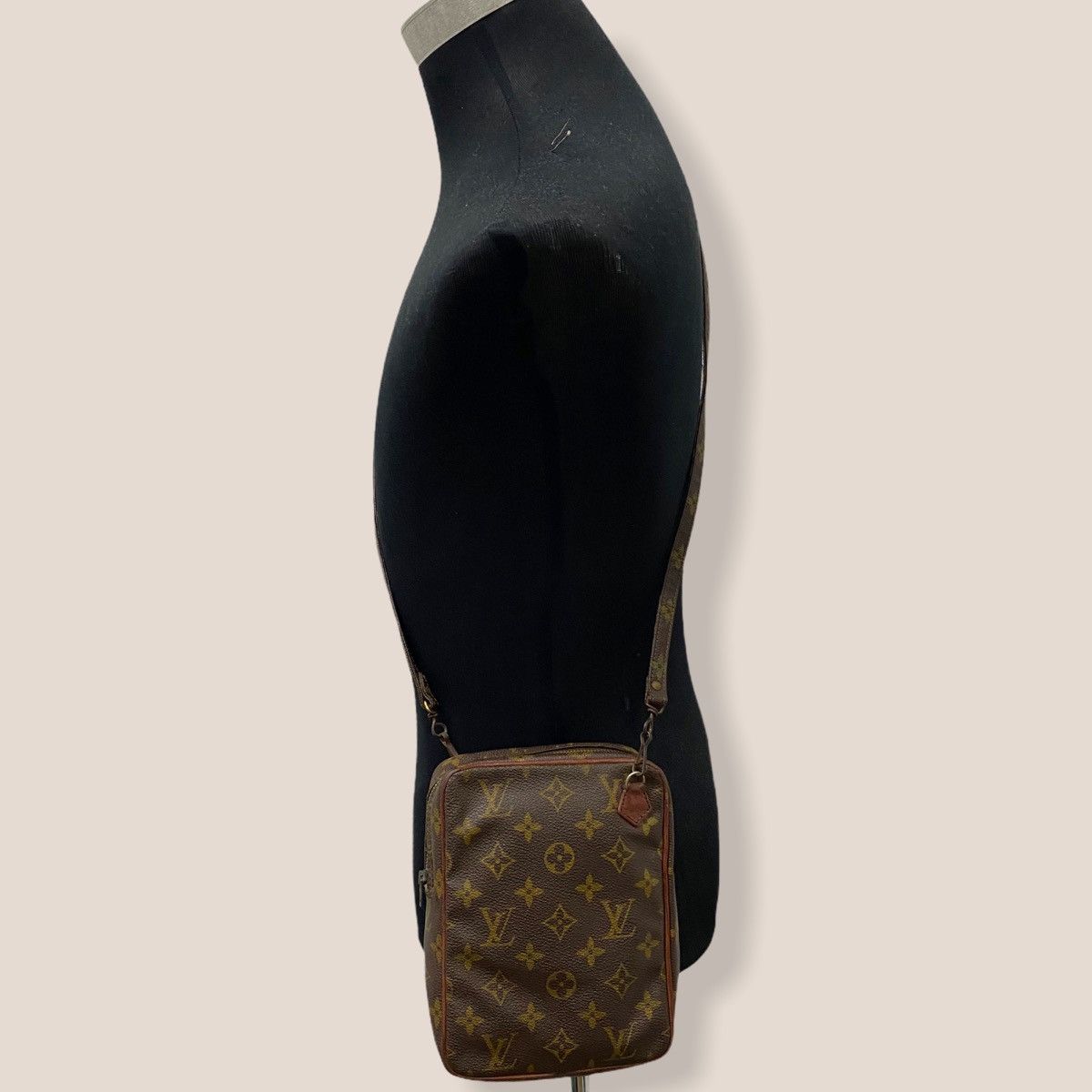 Vintage ‼️YES‼️ AUTHENTIC LOUIS VUITTON DANUBE ECLAIR ZIPPER SLING BAG Size ONE SIZE - 1 Thumbnail