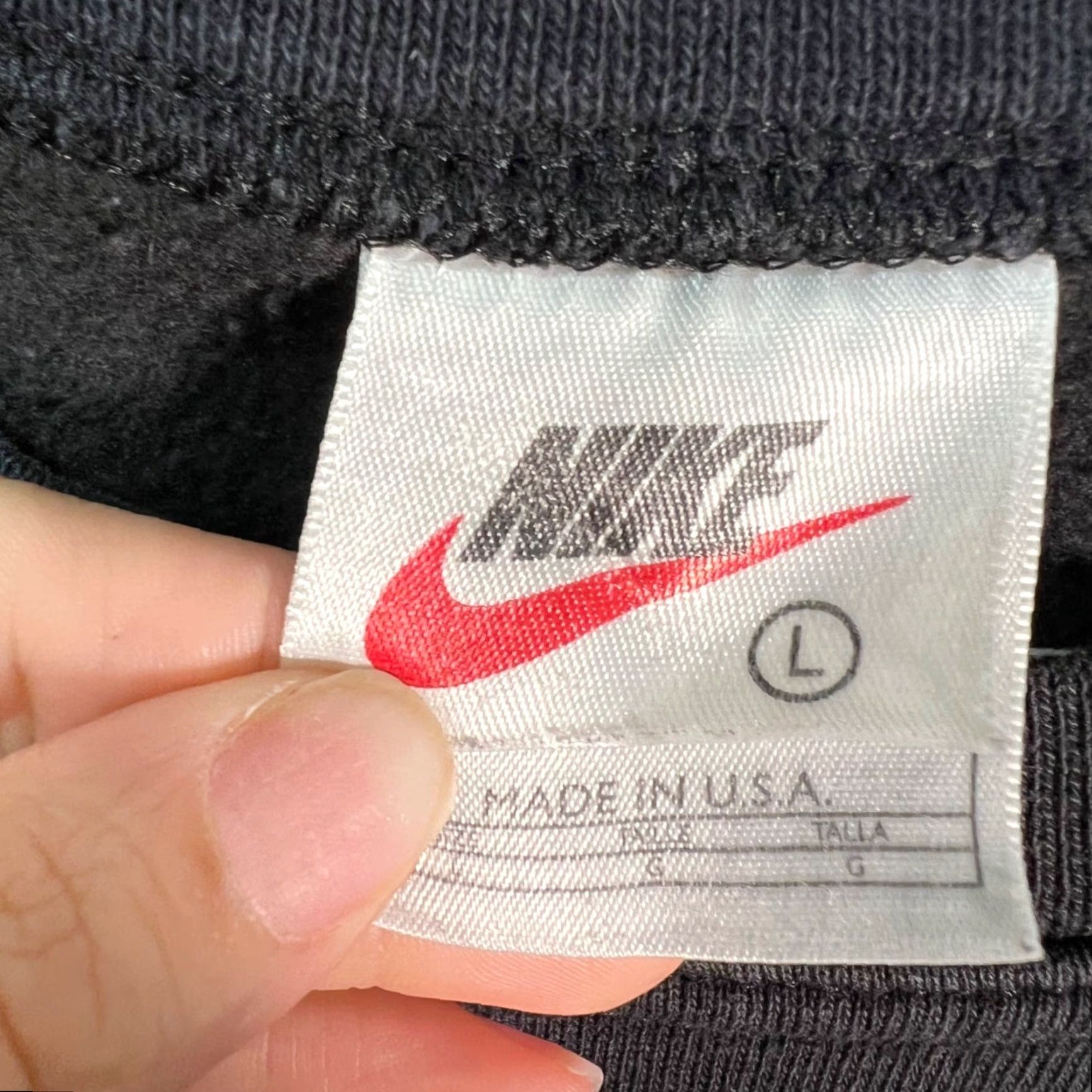Nike VINTAGE Nike Mens Size Large Black Crewneck Sweatshirt Pullover Swoosh USA Made Size US L / EU 52-54 / 3 - 3 Thumbnail