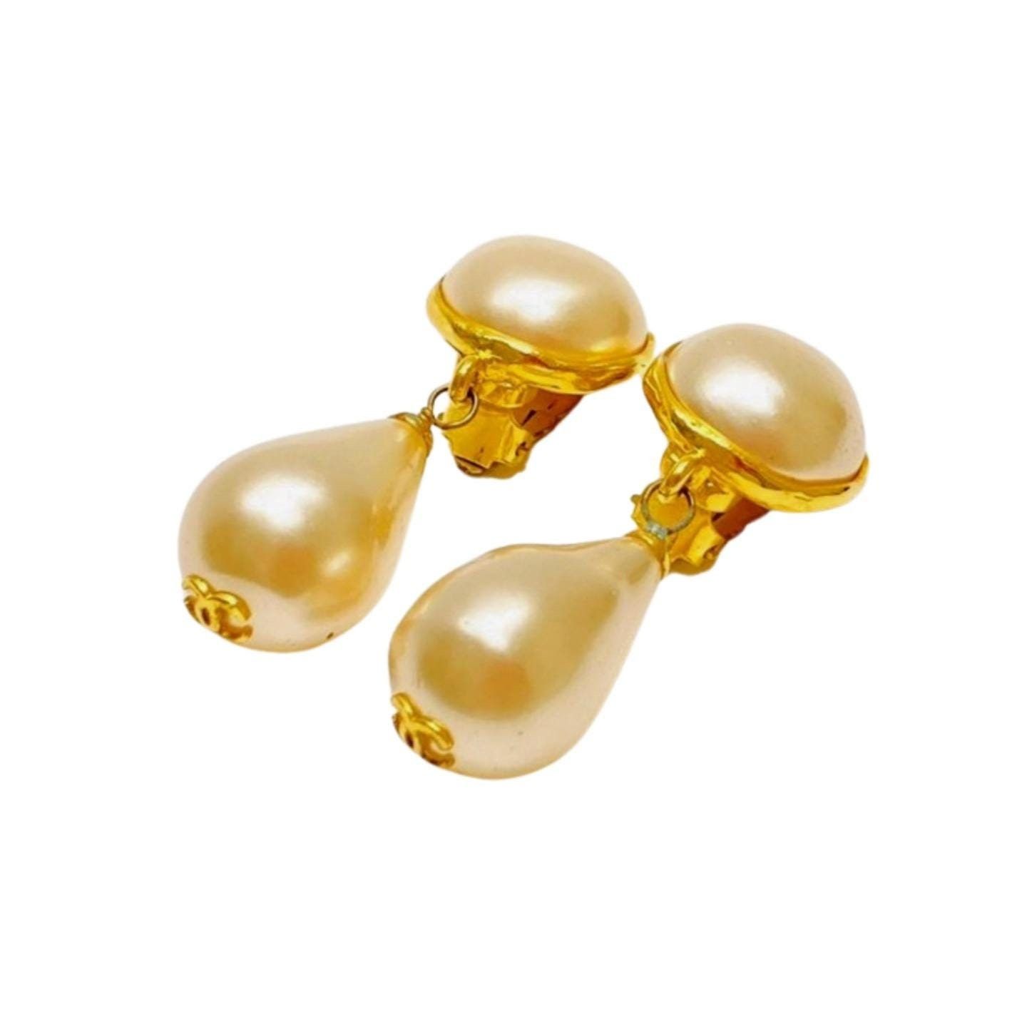 Chanel Vintage CHANEL teardrop white faux pearl earrings with cc Size ONE SIZE - 1 Thumbnail