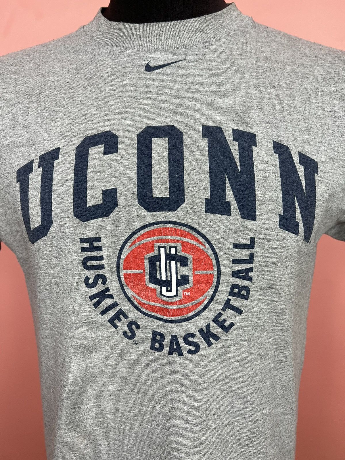 Vintage Nike vintage basketball uconn rare tee shirt sale Size US S / EU 44-46 / 1 - 5 Thumbnail