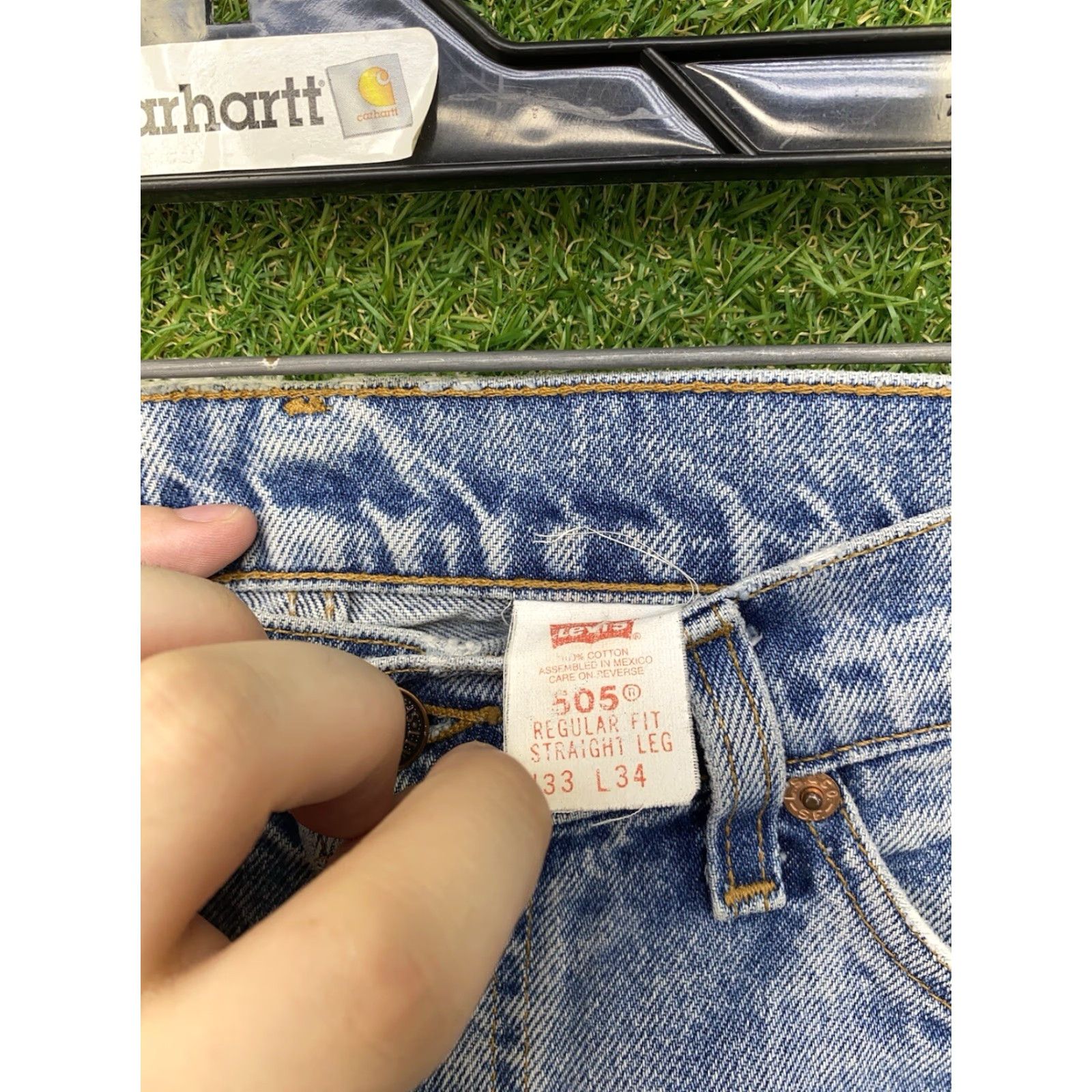 Levi's VINTAGE Levi's 505 Jeans Mens 33x34 Regular Fit Straight Leg Blue Denim Comfort Pockets 90s Size US 33 - 4 Thumbnail