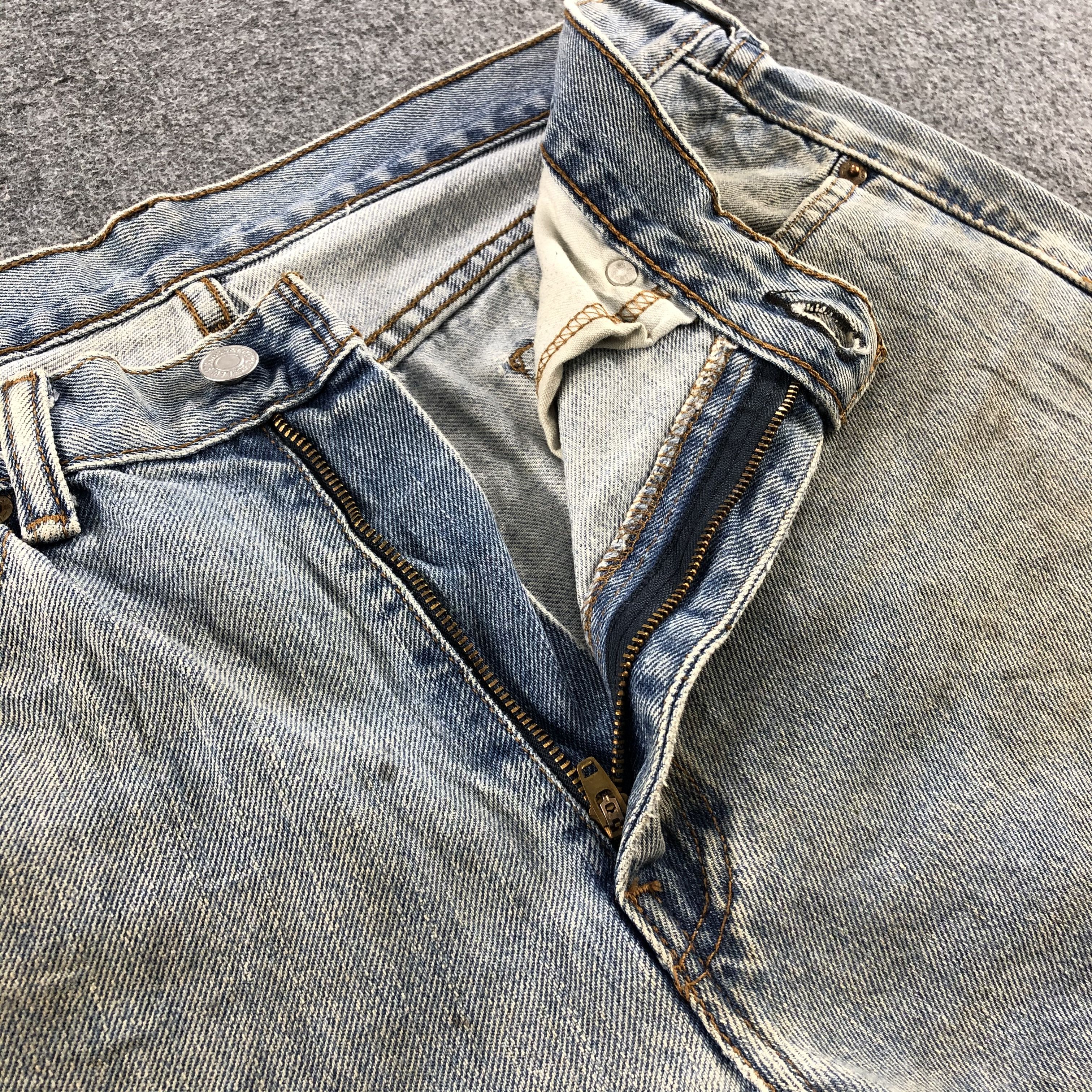 Levi's Vintage Levis 505 Light Wash Jeans- J1323 Size US 35 - 8 Thumbnail