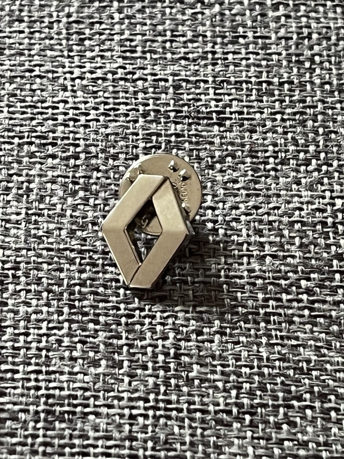 Formula 1 Renault logo vintage pin Size ONE SIZE - 1 Thumbnail