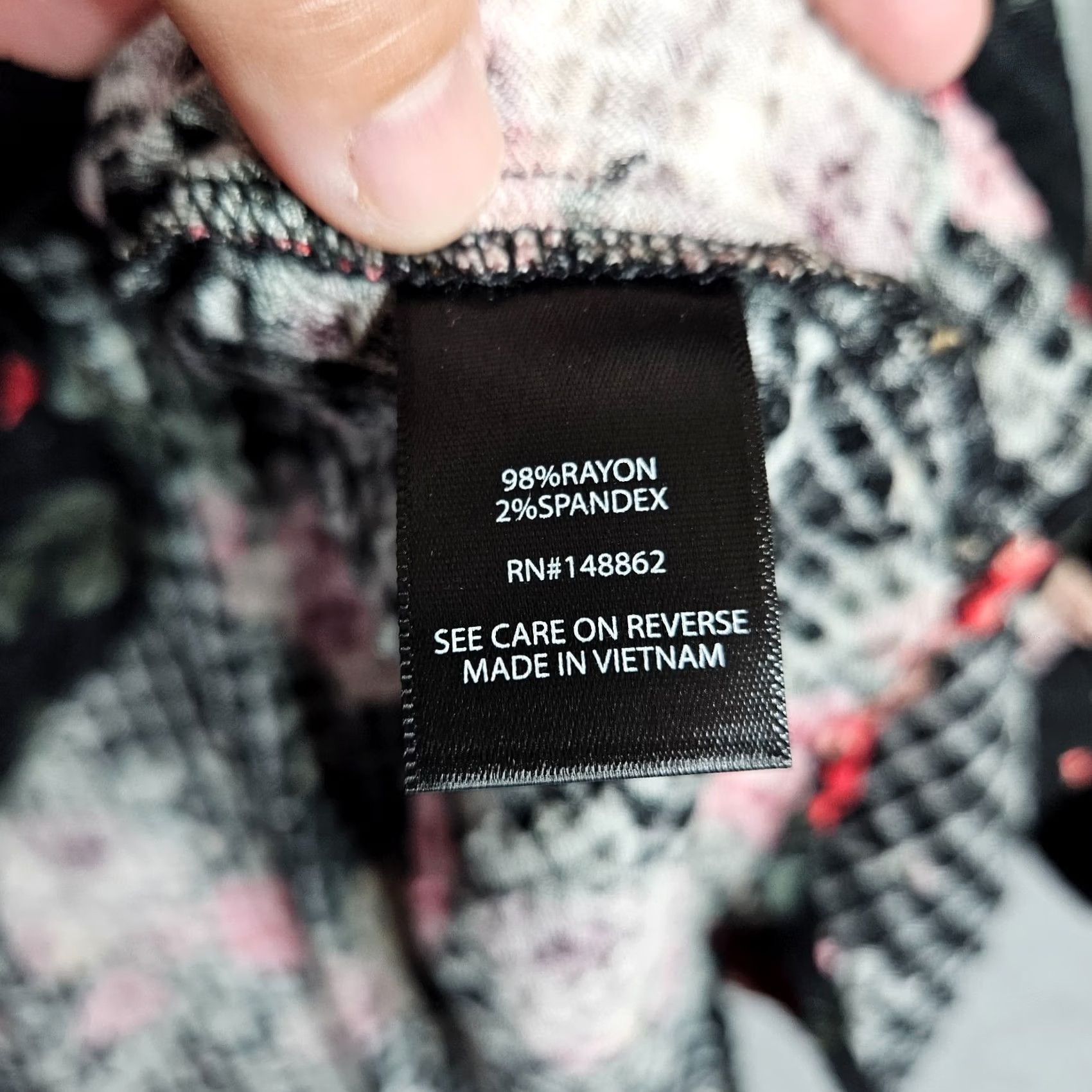 Torrid Torrid Blouse Women Long Sleeve Floral Black Size 0 Plus Rayon Spandex V-Neck Pullover Slim Best for Casual Seasonal All Seasons Womens Size XS / US 0-2 / IT 36-38 - 7 Thumbnail