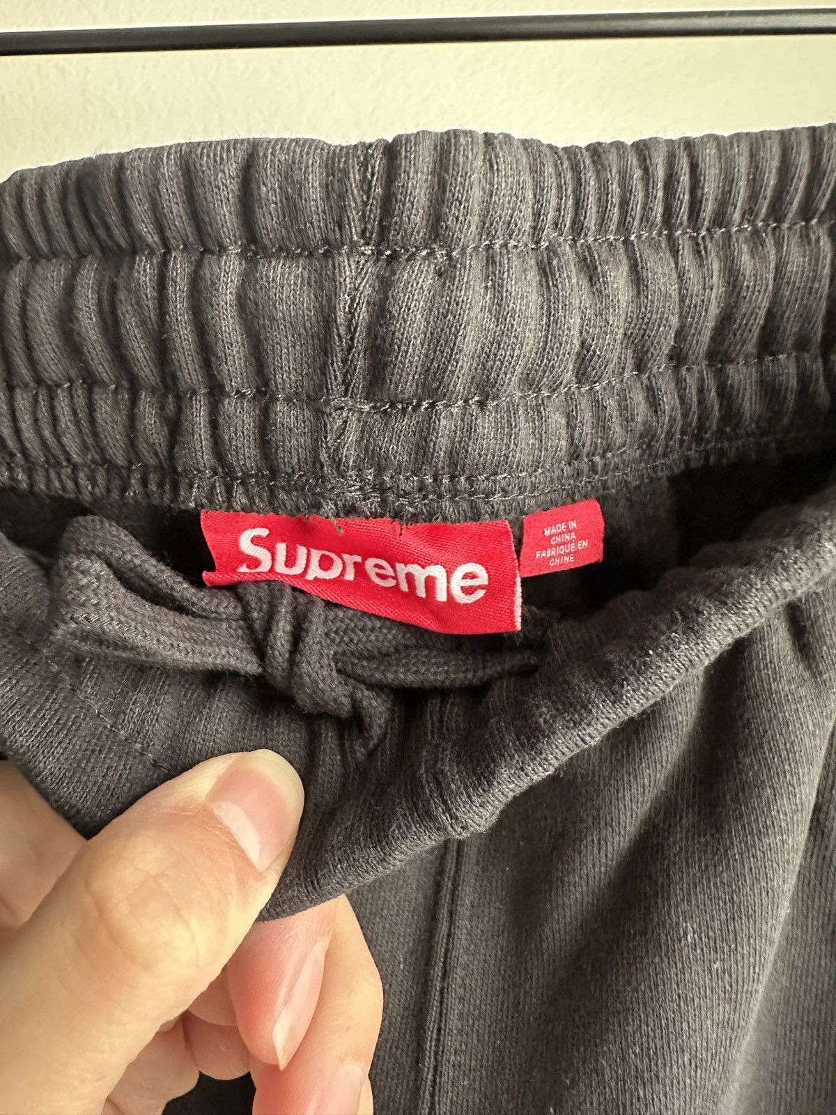 Supreme Supreme SS26 Satin Appliqué Sweatpants Black Size US 32 / EU 48 - 6 Thumbnail