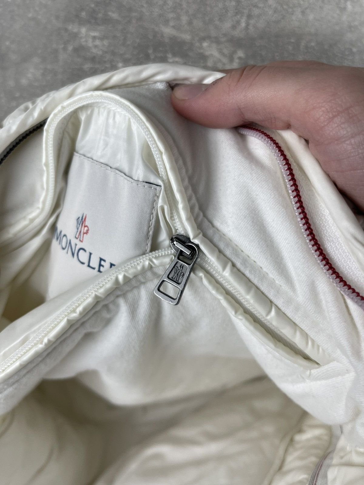 Moncler Moncler France Nylon Puffer Luxury Down White Zip Tote Bag Size ONE SIZE - 13 Thumbnail
