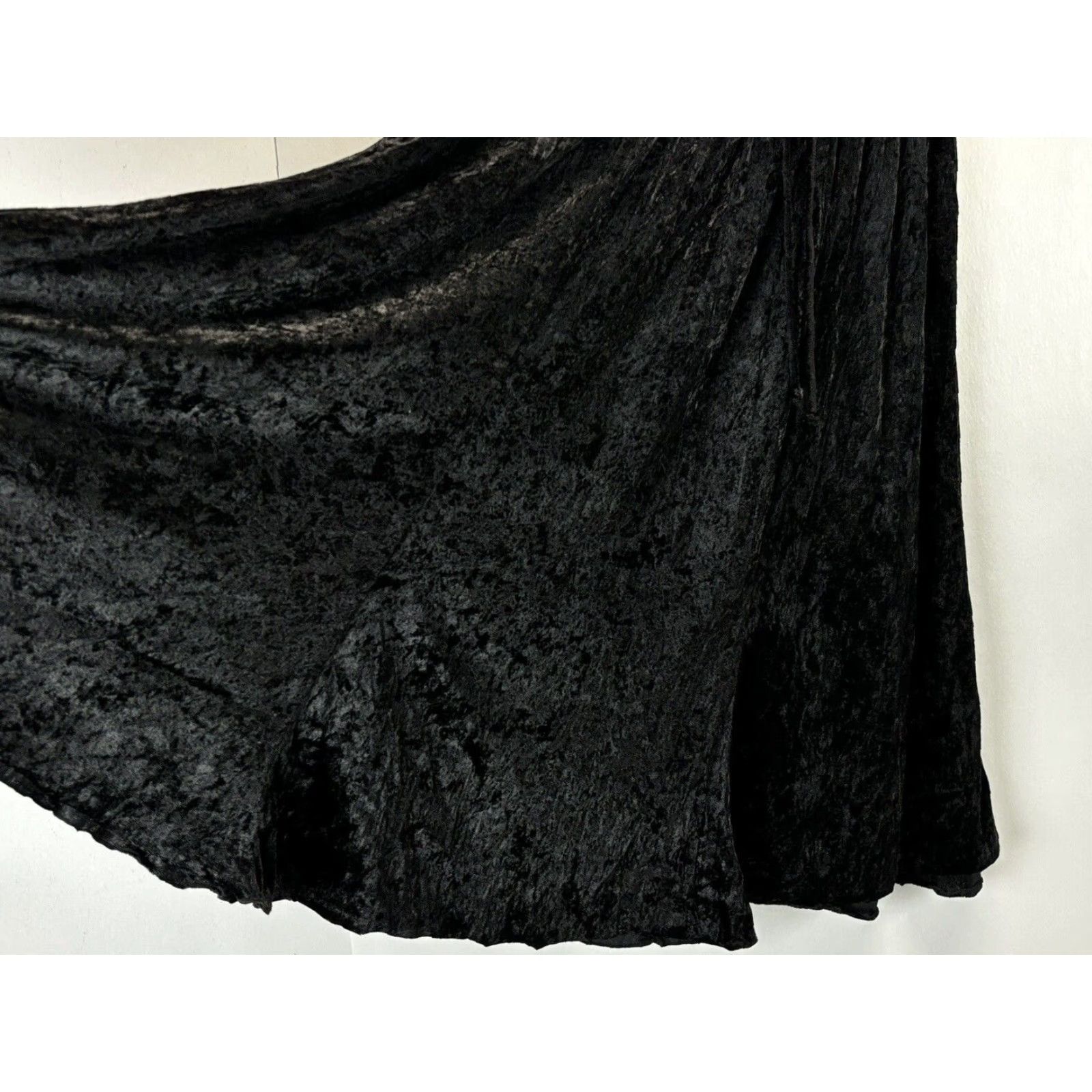 Velvet VINTAGE Susan Lawrence Black Velvet Midi Skirt Small Womens Witchy Peasant Style Size 28" / US 6 / IT 42 - 3 Thumbnail