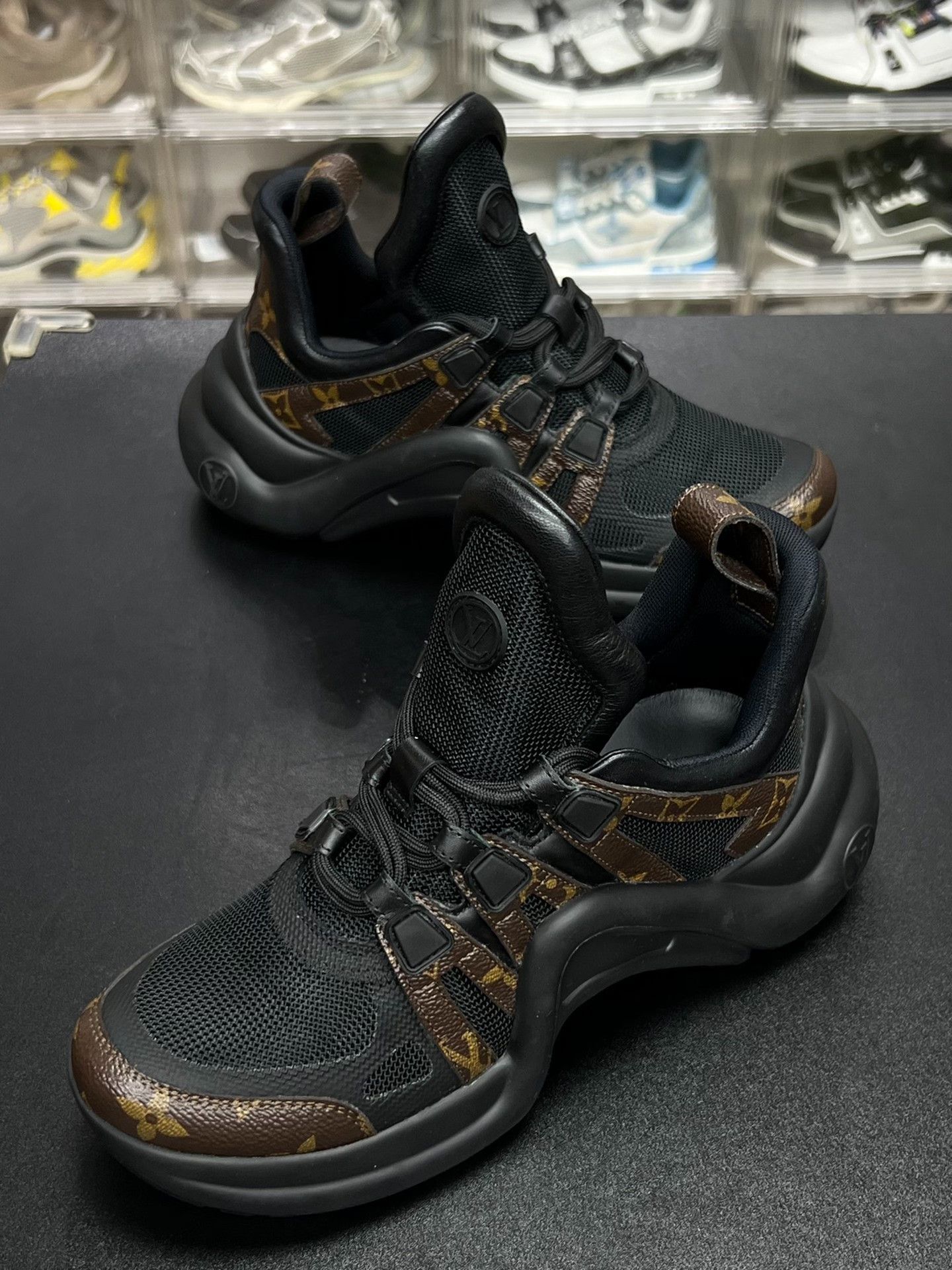 Louis Vuitton Louis Vuitton Black Lowtop Sneakers us_7 Women Size US 7 / IT 37 - 1 Thumbnail