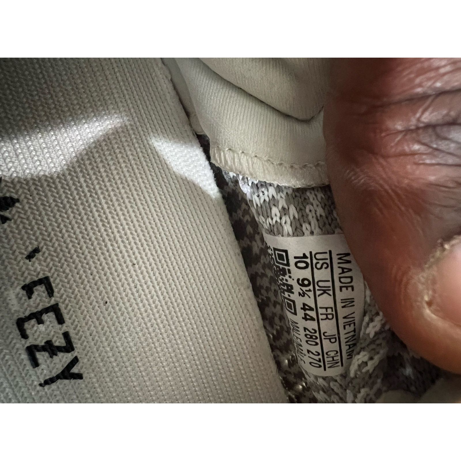 Adidas adidas Yeezy Boost 350 V2 Static Non-Reflective Sz 10.5 Men Size US 10.5 / EU 43-44 - 8 Thumbnail