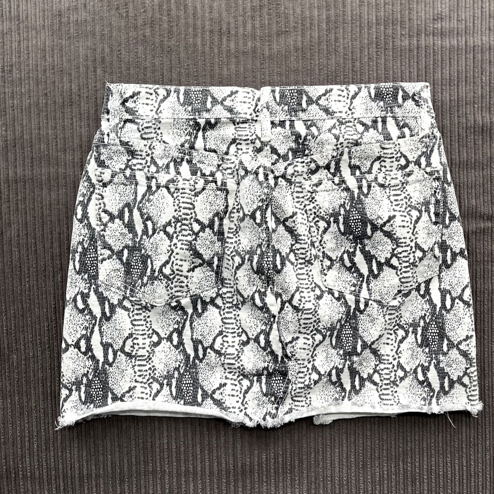 Frame FRAME Skirt Snakeskin Print Black & White Size 27 Cotton Denim Casual Party Womens Small Short Multicolor Spring Summer Fall - Size 27" / US 4 / IT 40 - 2 Thumbnail