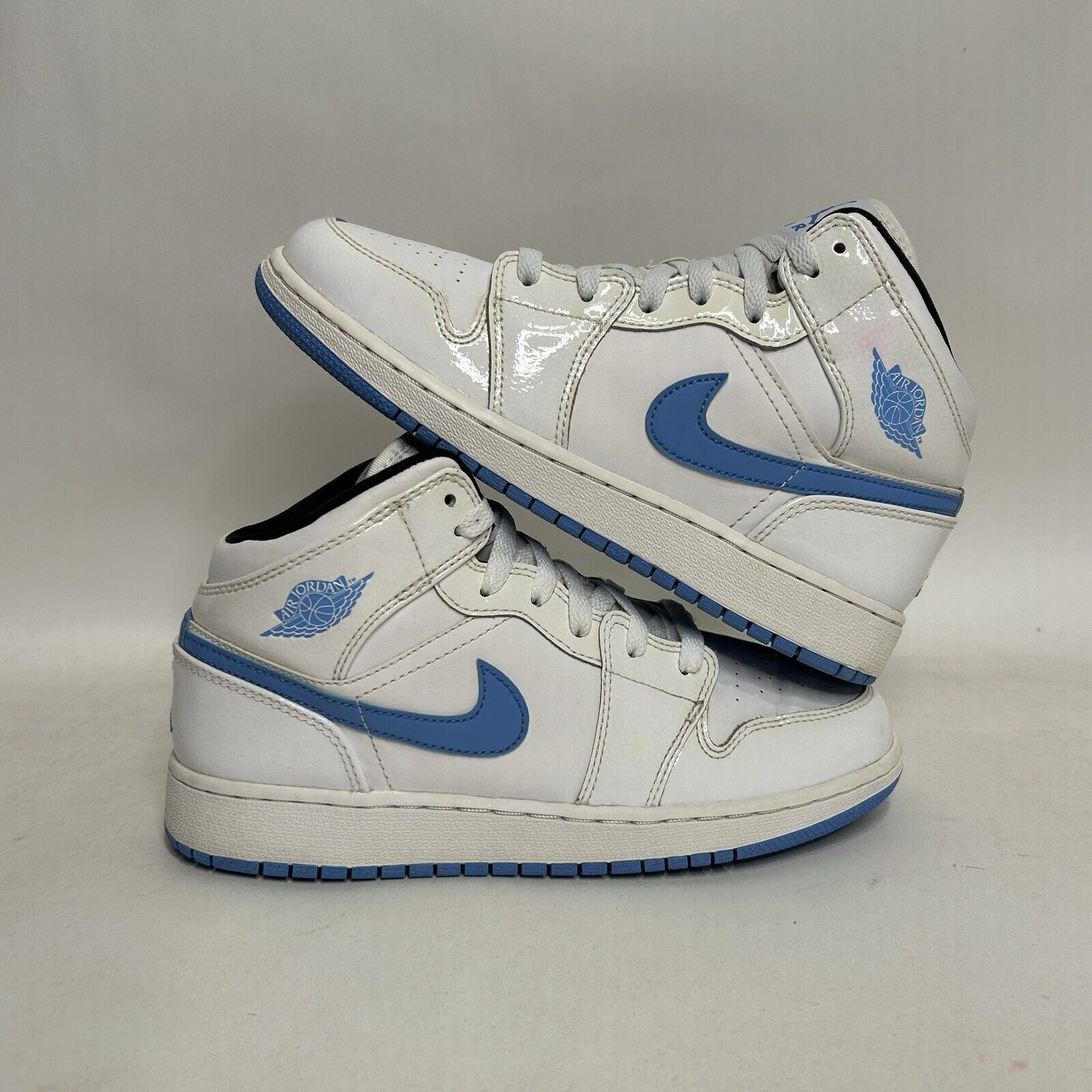 Jordan Brand Nike Shoes Air Jordan 1 Retro Mid GS “Legend Blue/UNC" 2024 Size US 7 / IT 37 - 1 Thumbnail