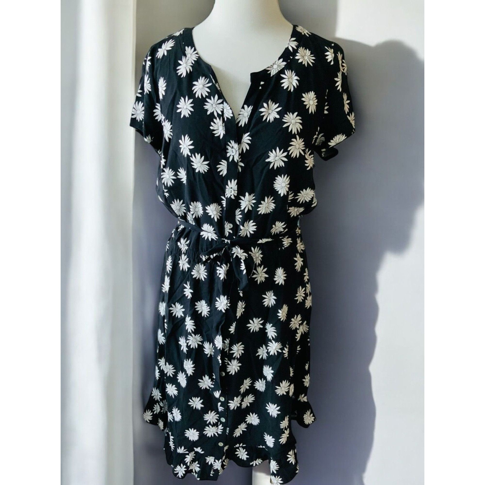 Designer J Jill Ladies Short Sleeve VNeck Black White Floral Belted M Size M / US 6-8 / IT 42-44 - 8 Thumbnail
