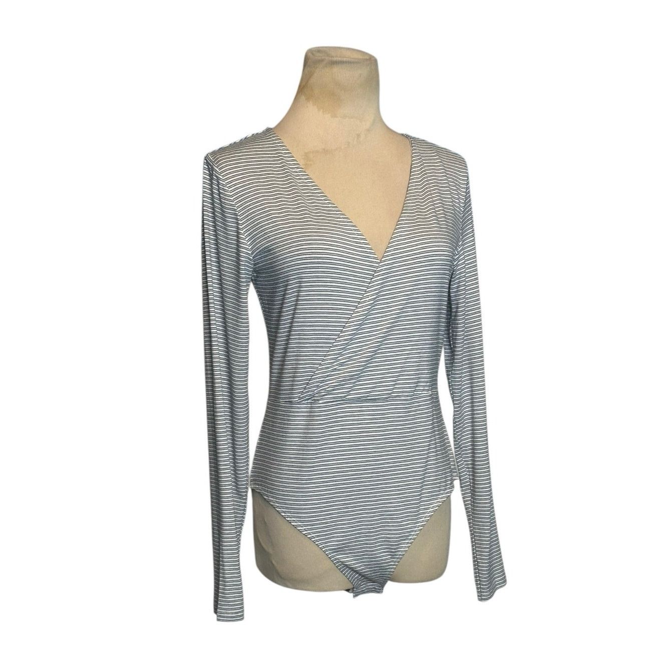 H&M H&M white blue long sleeves bodysuit size Medium Size M / US 6-8 / IT 42-44 - 1 Thumbnail
