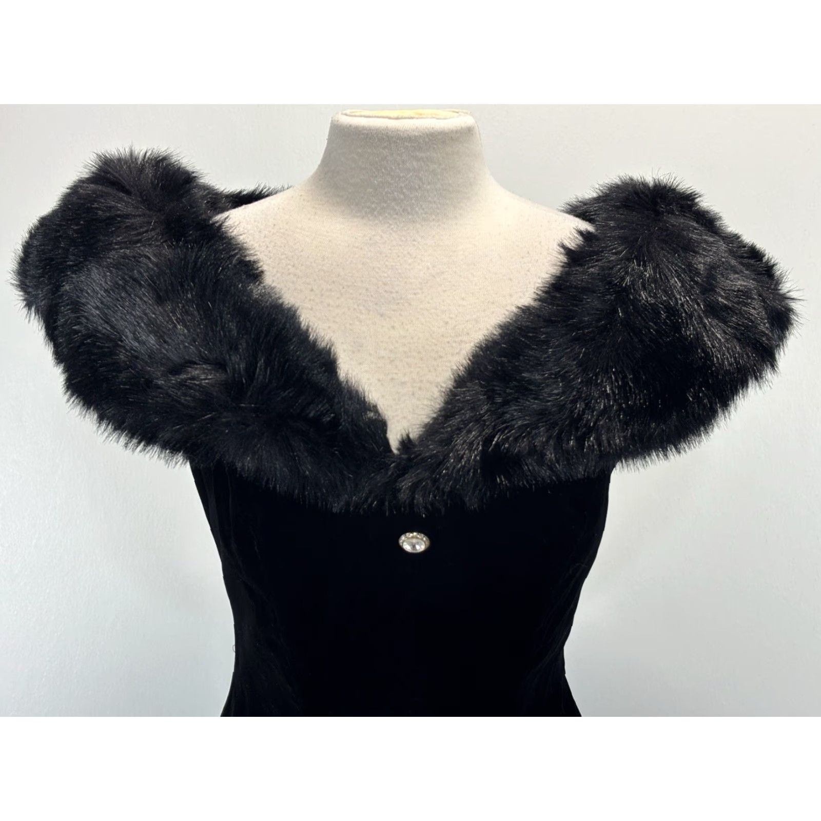 Tadashi Shoji VINTAGE Tadashi Shoji Velvet Cocktail Dress Womens 10 Black Faux Fur OffShoulder 90s Dress Womans Knee Length Cocktail 90s Mens? Size L / US 10 / IT 46 - 5 Thumbnail
