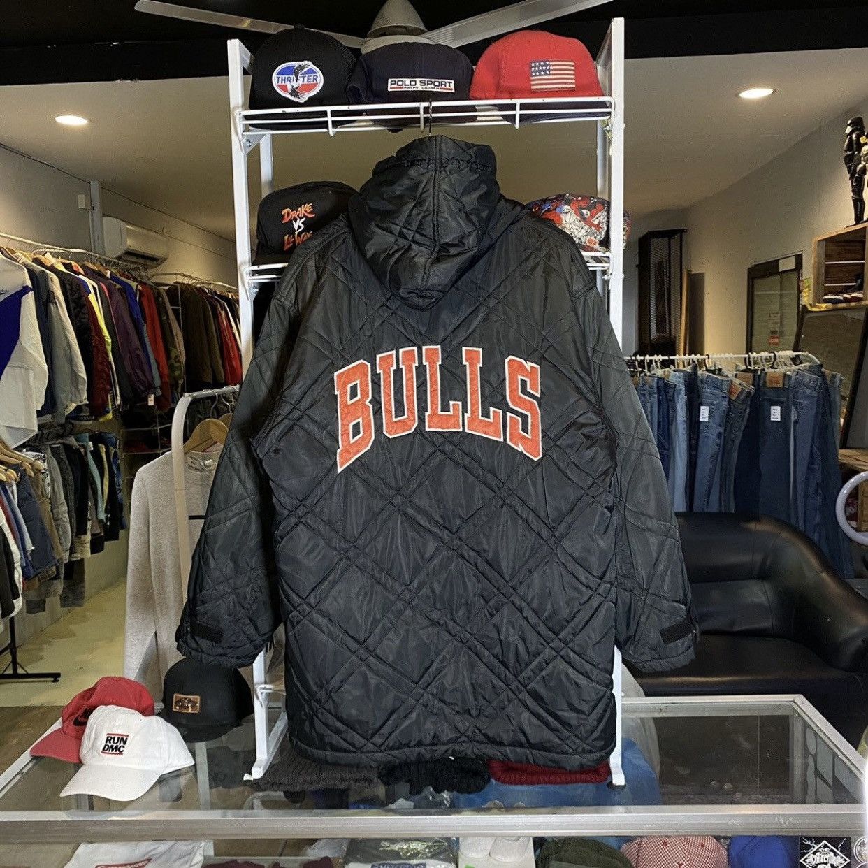 NBA VINTAGE 90s Chicago Bulls “BULLS” Light Puffer Jacket Size US XL / EU 56 / 4 - 1 Thumbnail