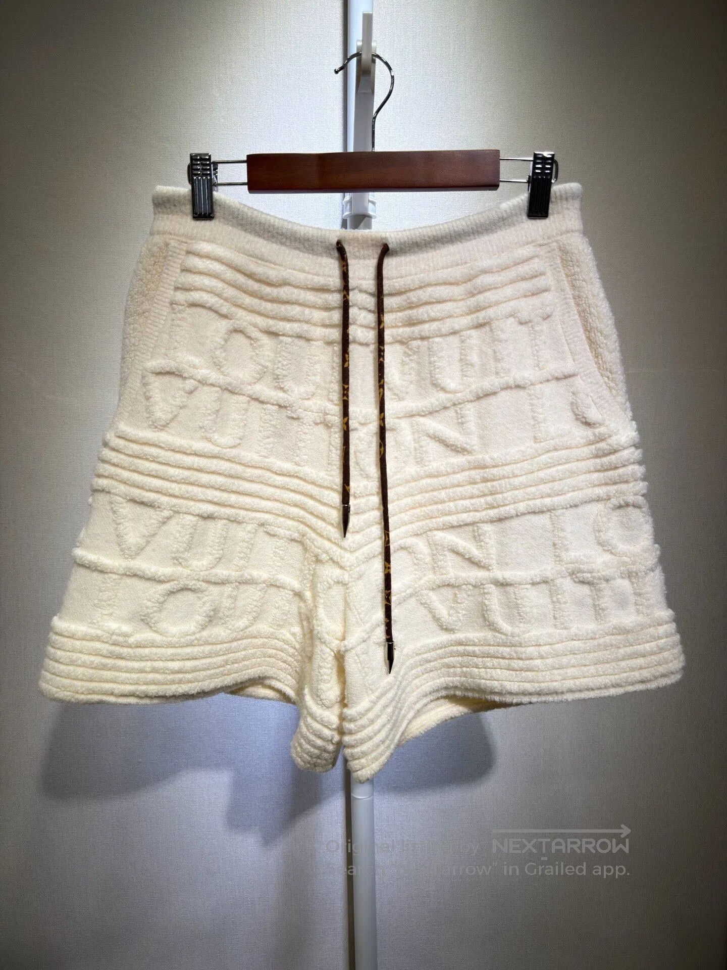 Louis Vuitton Louis Vuitton Beige Logo Print Shorts. Size 26" / US 2 / IT 38 - 1 Thumbnail