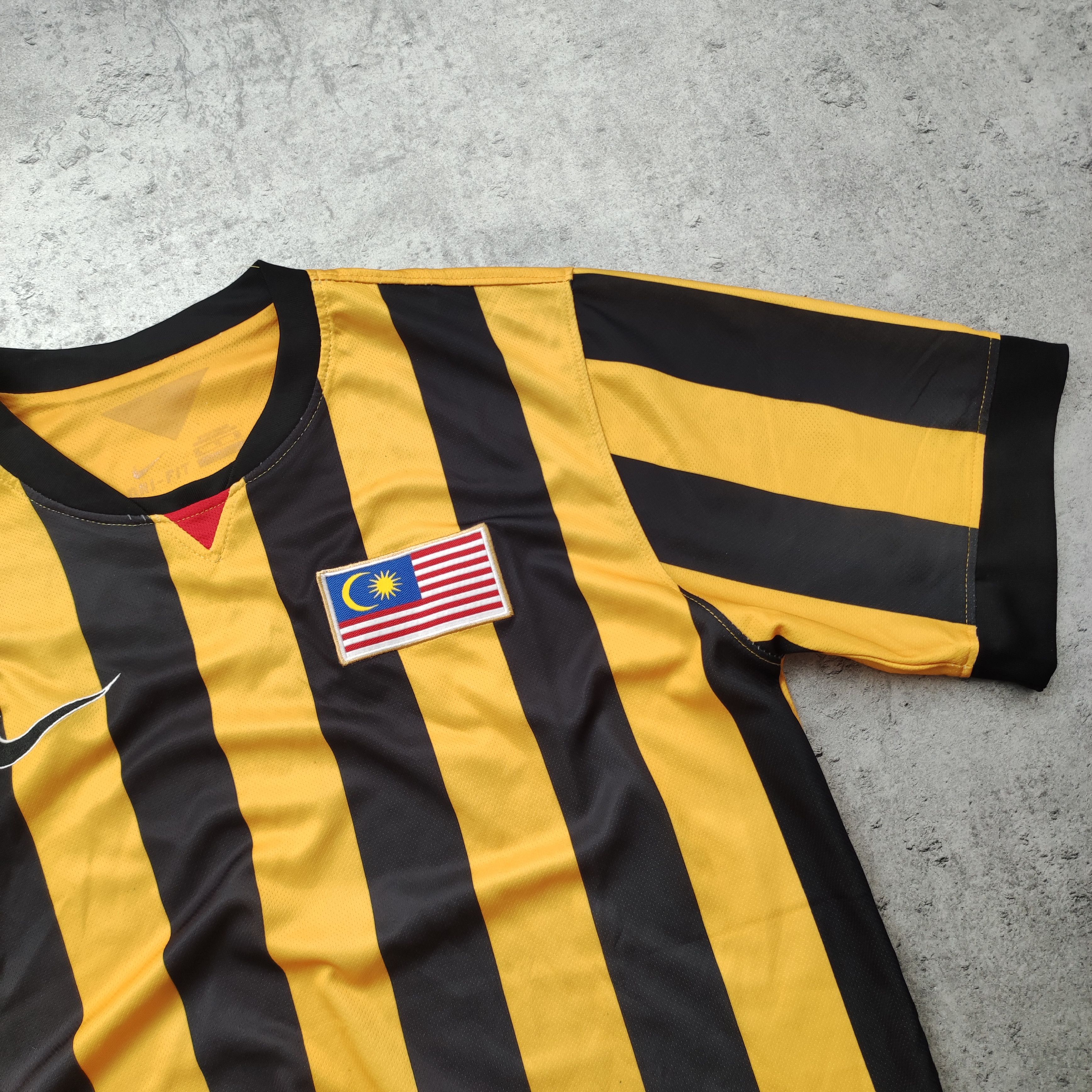 Nike RARE Football National Team Malaysia 2015 Home Jersey Size US L / EU 52-54 / 3 - 4 Thumbnail