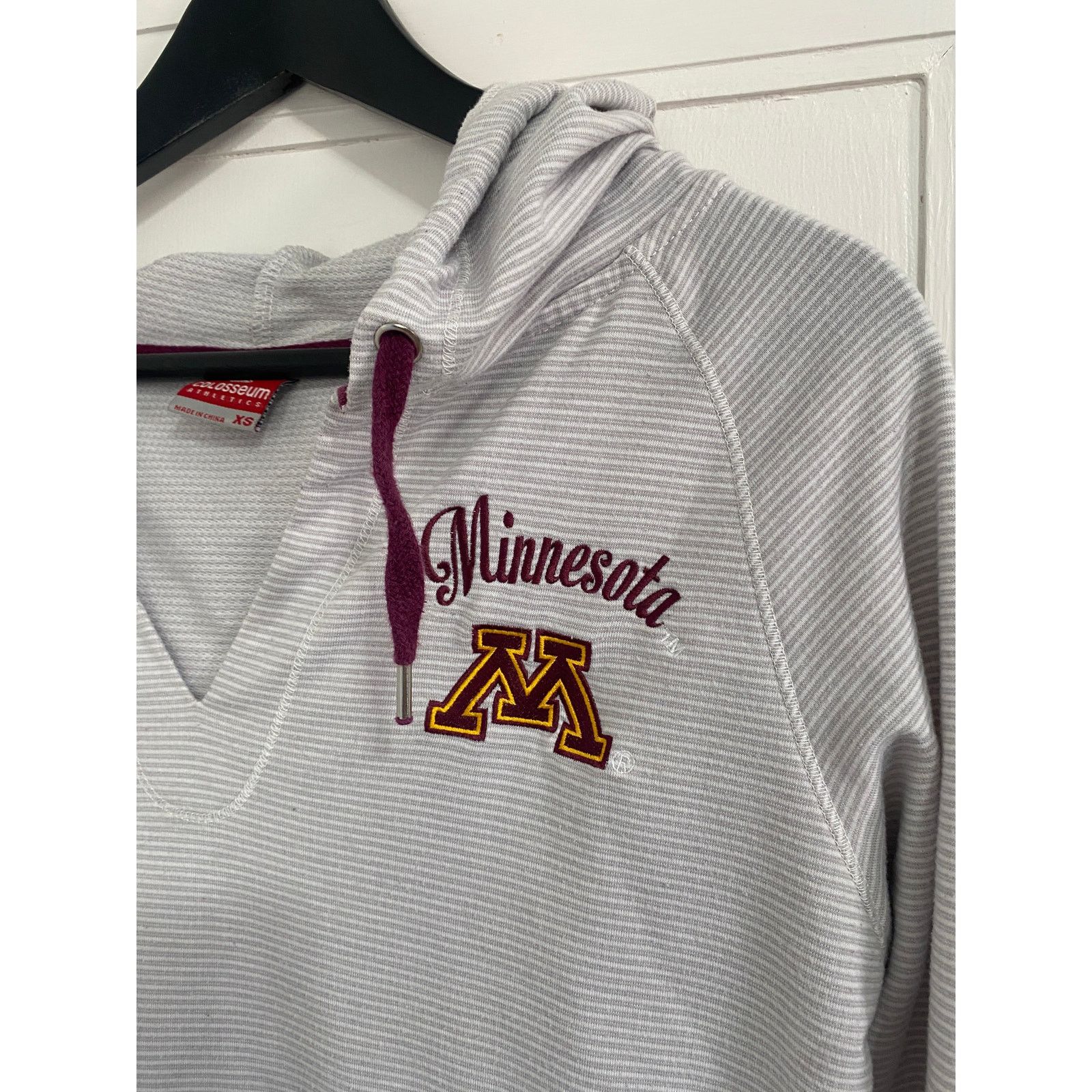 Colosseum Athletics Minnesota Golden Gophers Women's V-Neck Hoodie Size XS / US 0-2 / IT 36-38 - 2 Thumbnail
