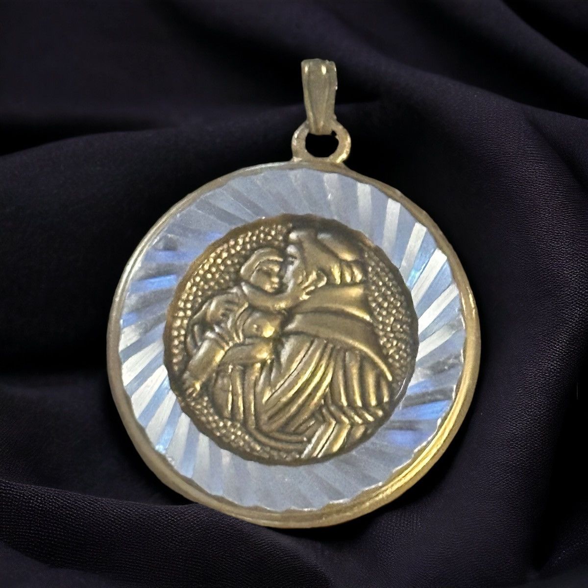 Vintage Vintage The Francisoans St. Anthony’s Guild pendant Size ONE SIZE - 1 Thumbnail