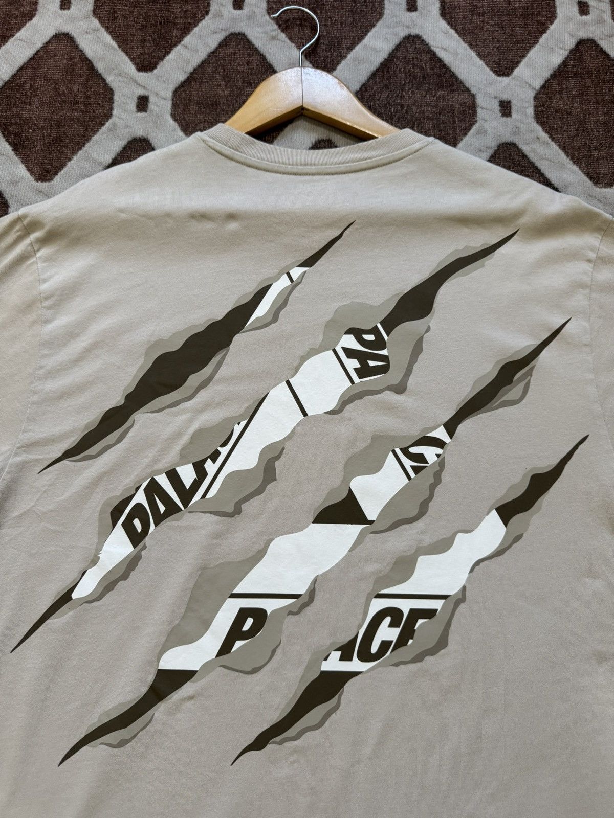 Palace PALACE TEE RIPPED TRI SHIRT 🤎 | NEGOTIABLE Size US M / EU 48-50 / 2 - 4 Thumbnail