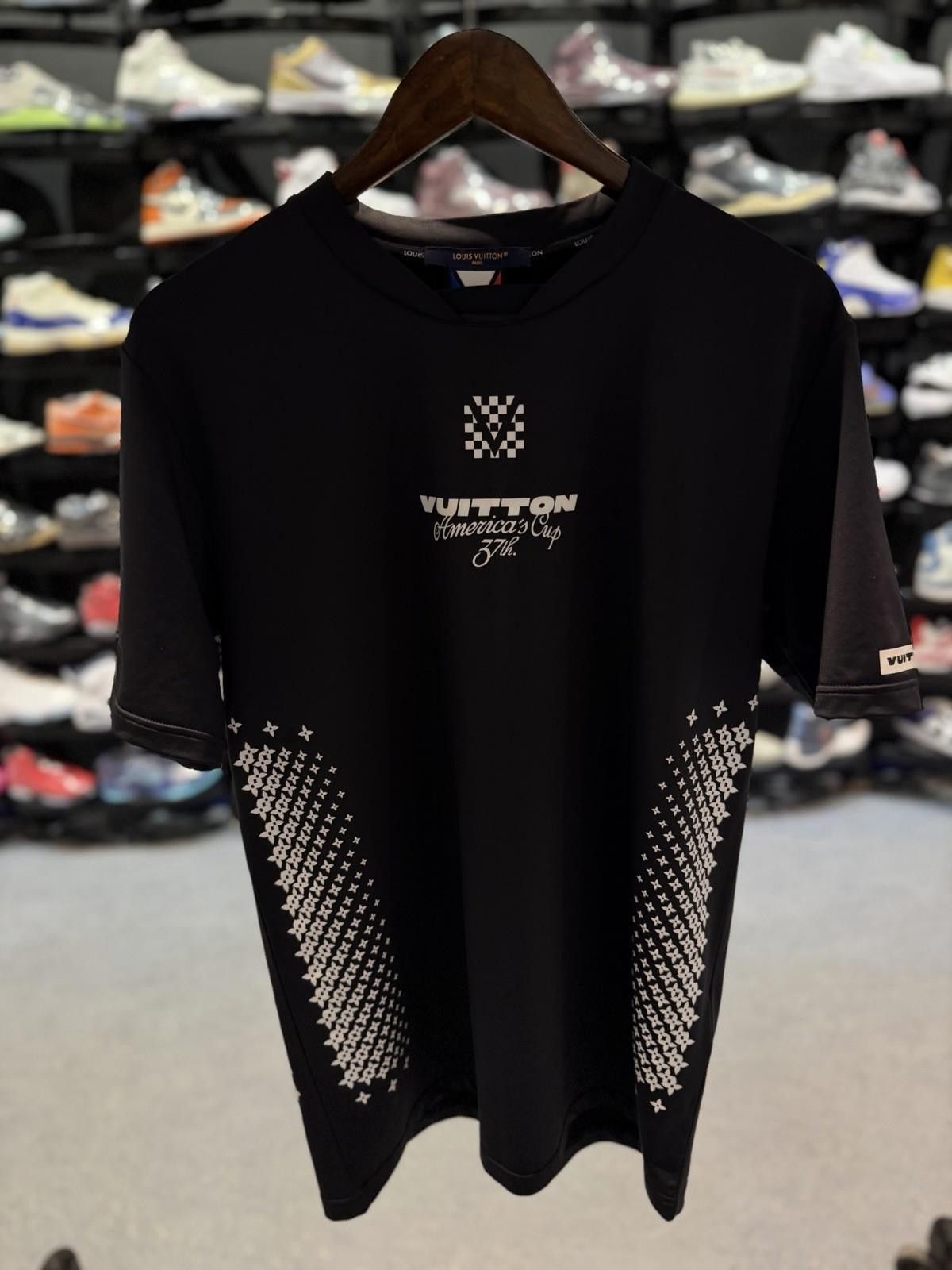 Louis Vuitton LOUIS VUITTON T-Shirt LV Tee Silk Black Size (L) Authentic Size US L / EU 52-54 / 3 - 3 Thumbnail