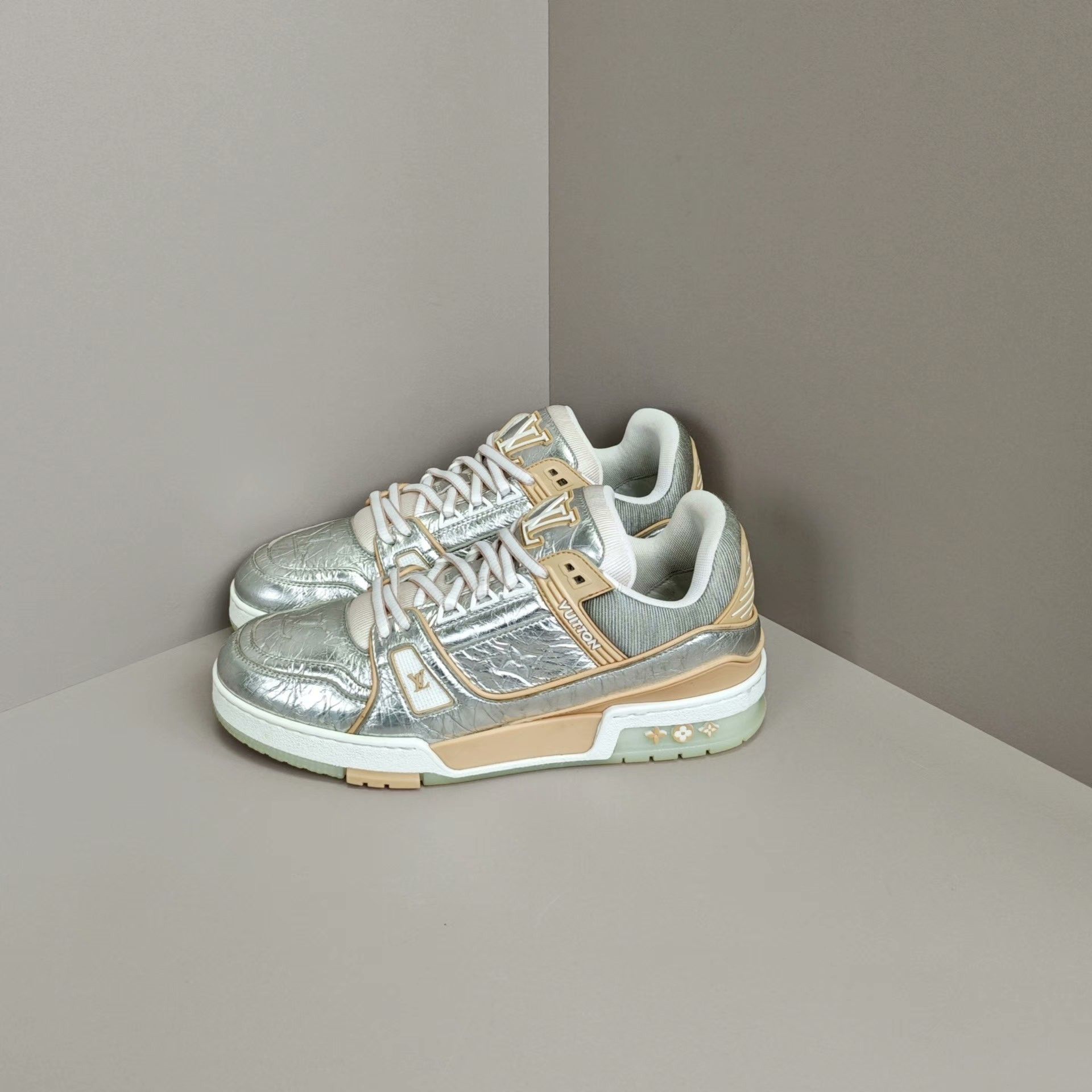 Louis Vuitton Louis Vuitton Training Silver Lowtop Sneakers 7 Men Size US 7 / EU 40 - 1 Thumbnail