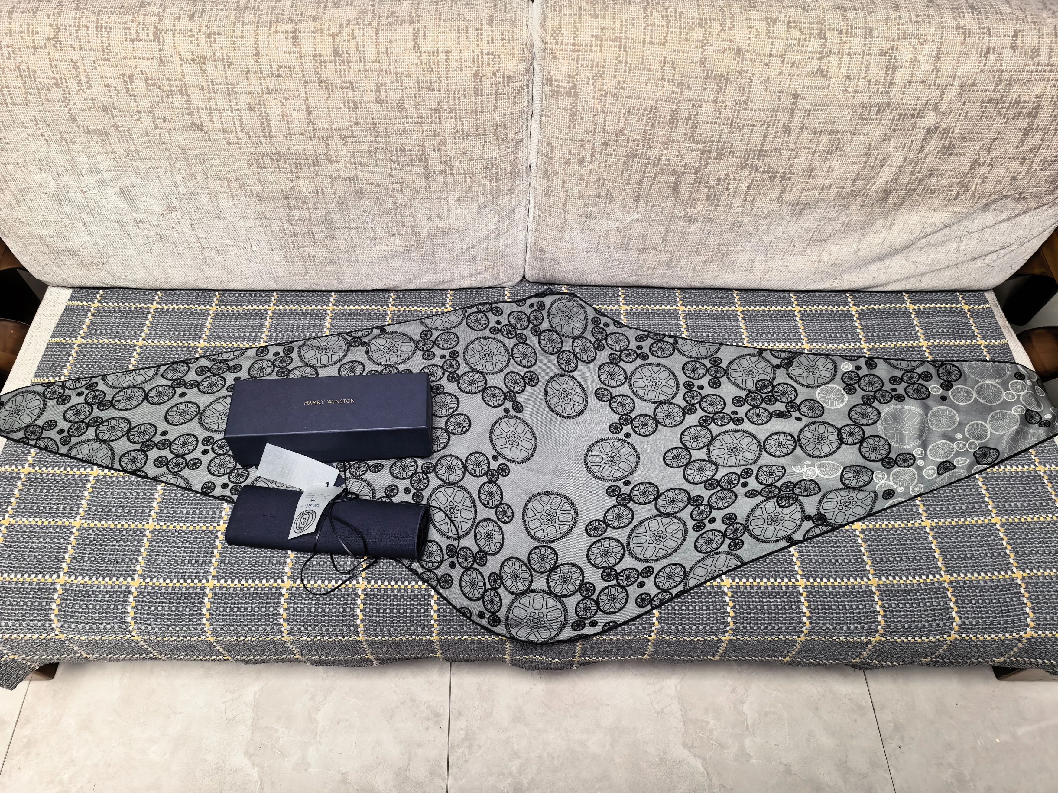 Harry Winston Harry Winston Women's 70% Cashmere 30% Silk New Scarf Size ONE SIZE - 1 Thumbnail