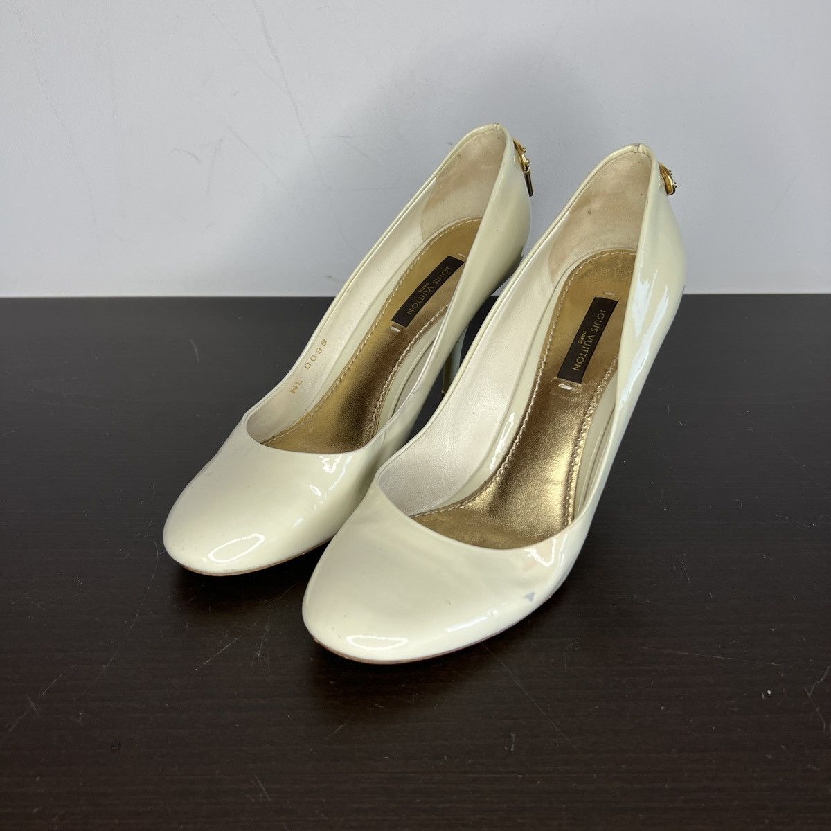 Louis Vuitton Louis Vuitton Patent Leather Beige Heels Shoes Y2K Padlock Size US 5.5 / IT 35.5 - 4 Thumbnail
