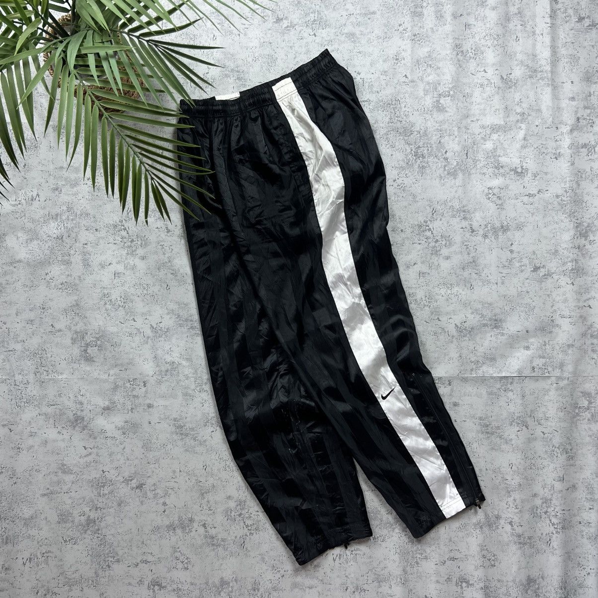 Nike 00s NIKE SWOOSH VINTAGE Y2K GORPCORE PARACHUTE RETRO PANTS Size US 32 / EU 48 - 1 Thumbnail