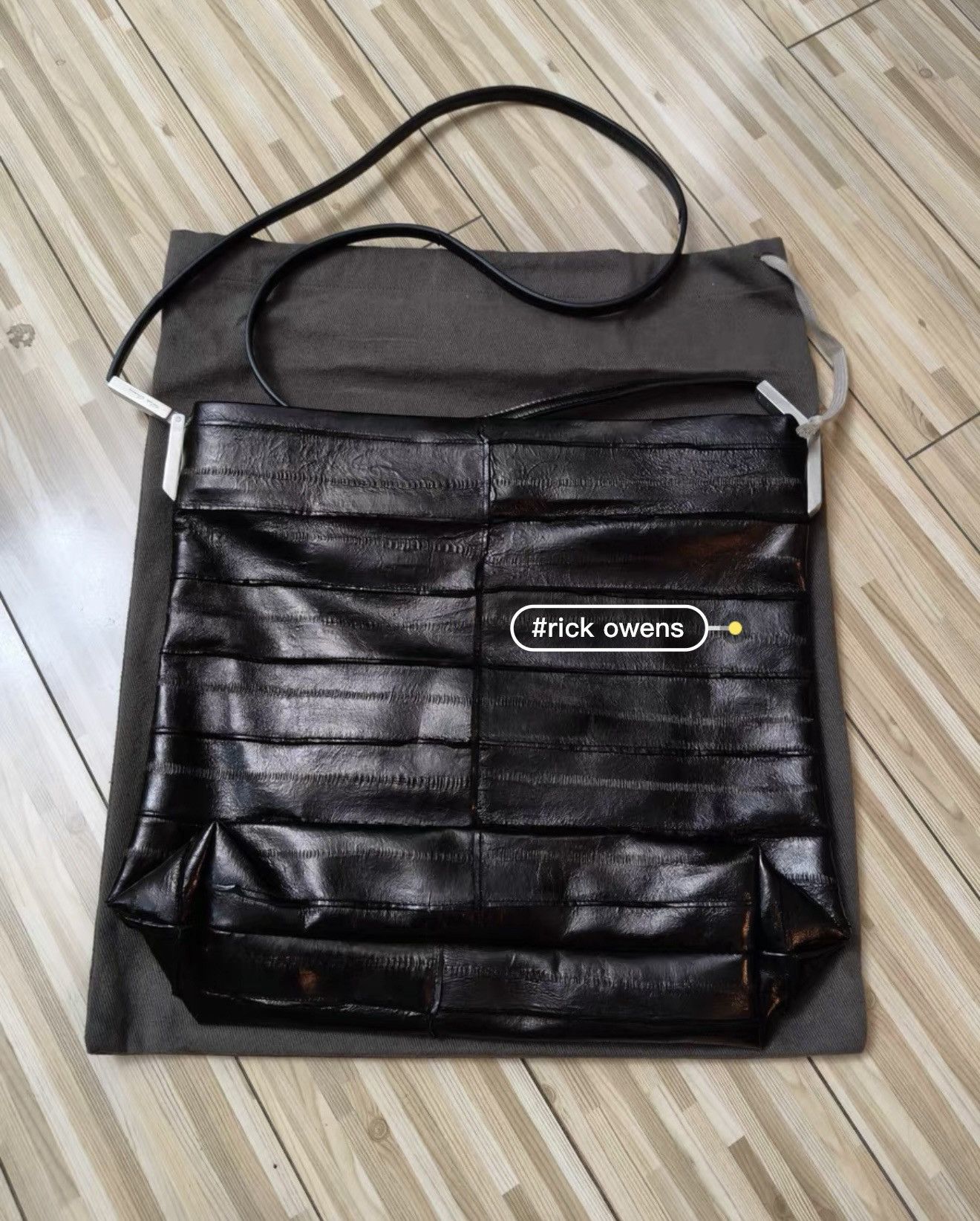 Rick Owens Brand New】RO Rick Owens SS 2018, eel skin crossbody bag Size ONE SIZE - 1 Thumbnail