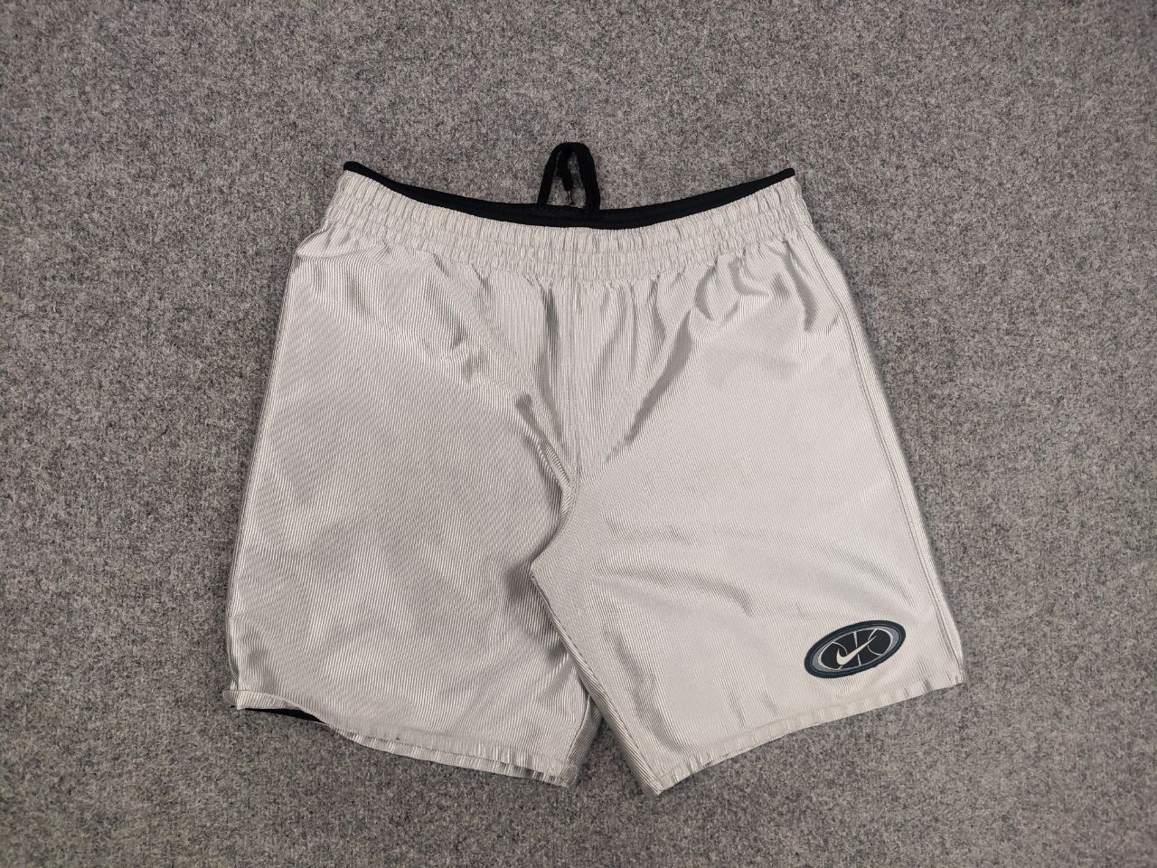 Nike 🔥 Vintage 90's Nike Swoosh reversible Silver Baggy Shorts Size US 34 / EU 50 - 7 Thumbnail