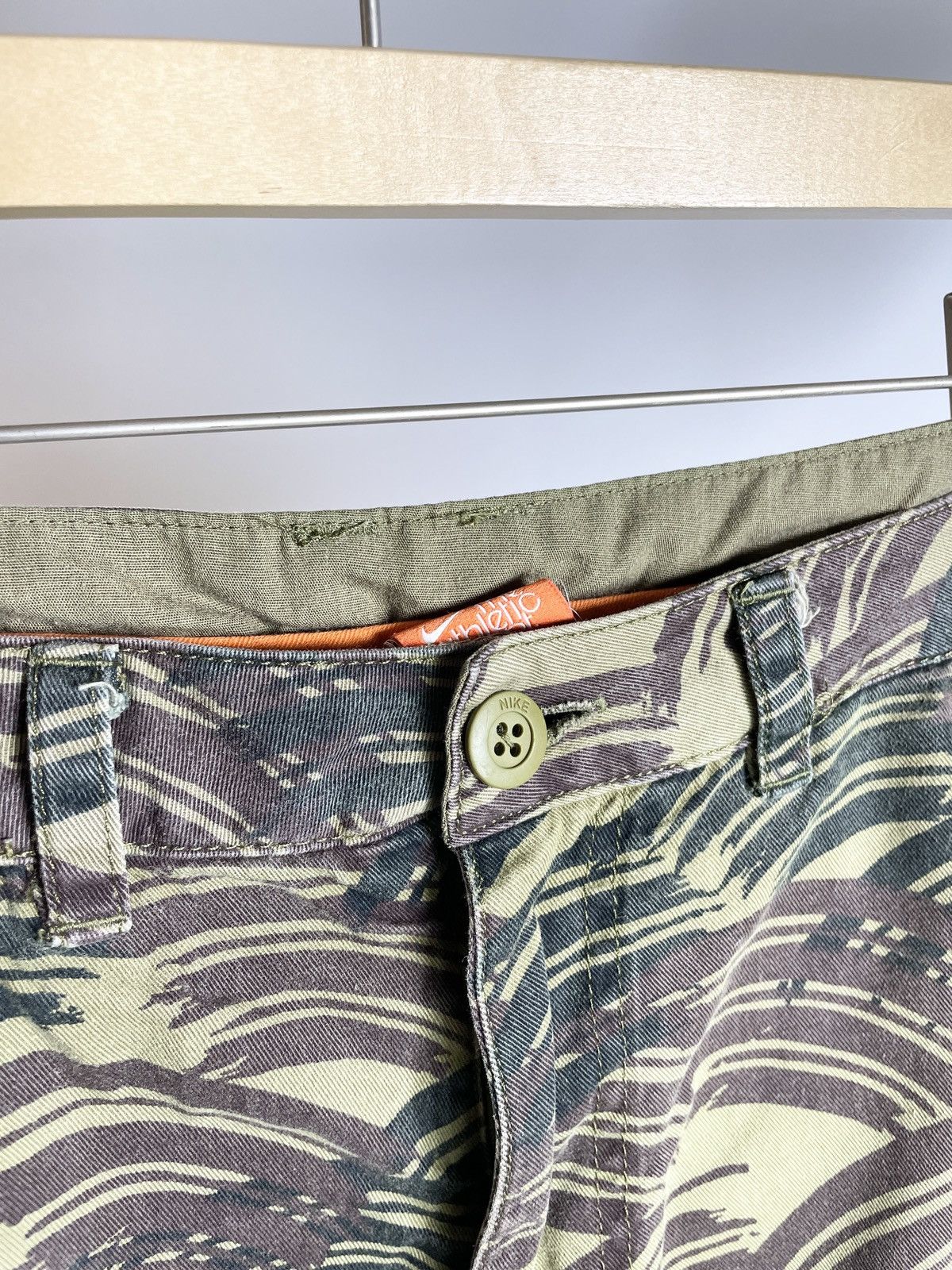 Nike 🍃 VINTAGE 🍃 Nike Wavy tropical camo Printed cargo Shorts Size US 36 / EU 52 - 4 Thumbnail