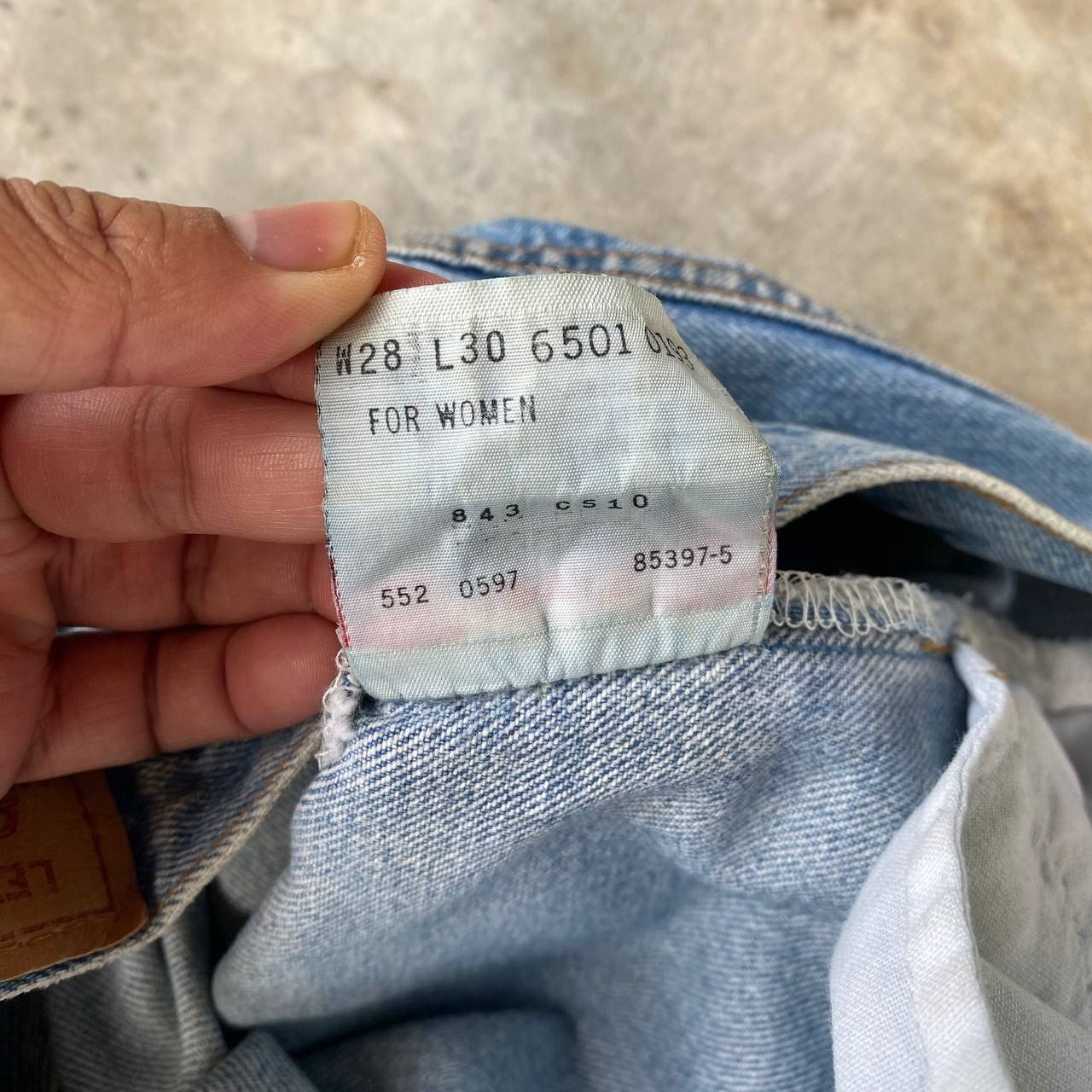 Levi's Vintage Clothing VINTAGE 90S LEVIS 501 WOMEN BLUE STONEWASH GRUNGE DENIM Size 28" / US 6 / IT 42 - 13 Thumbnail