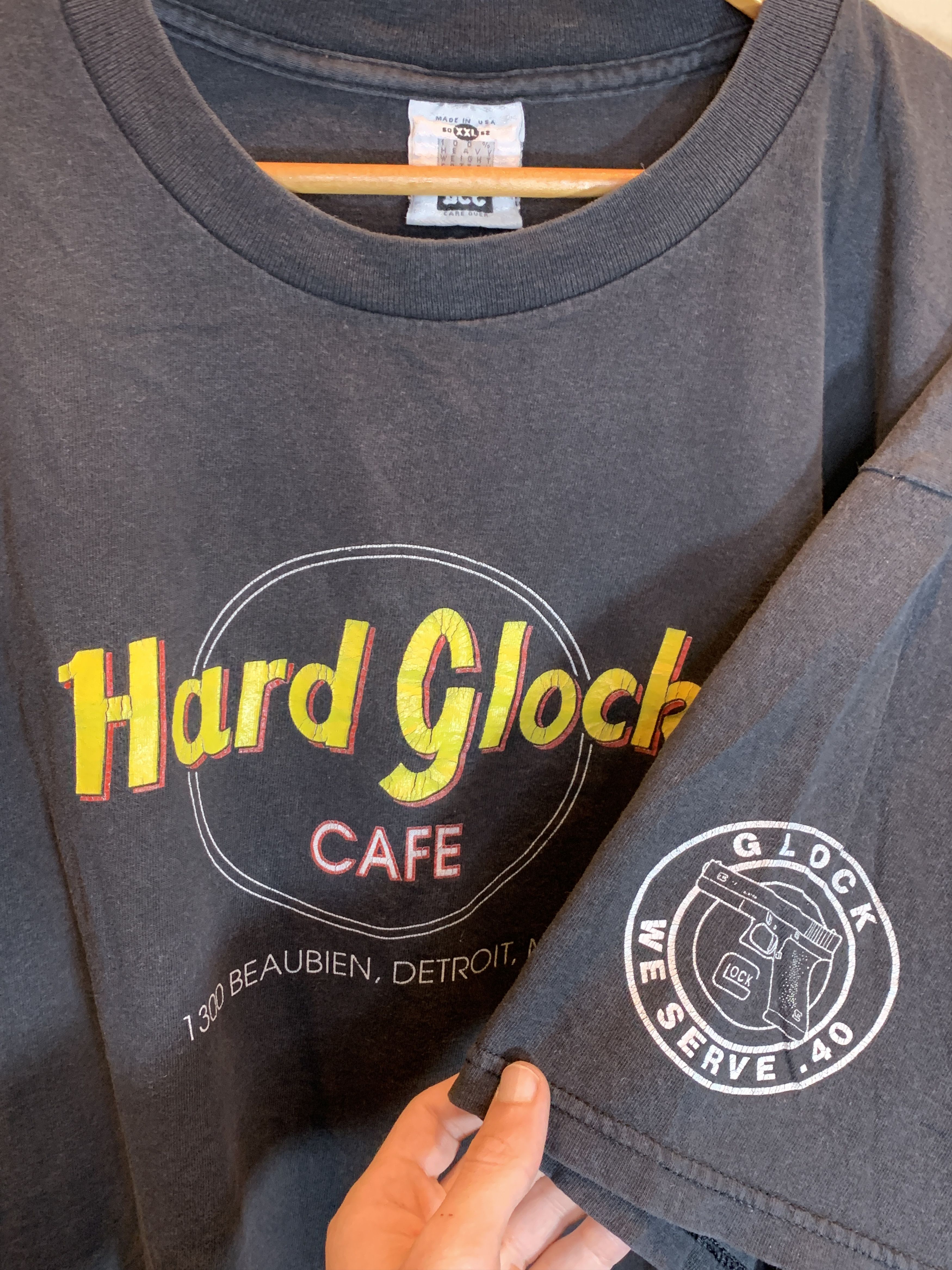 Vintage *RARE* Vintage 90’s Hard Glock Cafe Detroit Gun Art T-Shirt Size US XXL / EU 58 / 5 - 3 Thumbnail