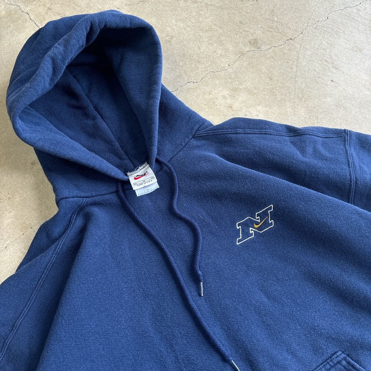 Nike Rare Vintage Nike Embroidered Hoodie Size US L / EU 52-54 / 3 - 1 Thumbnail