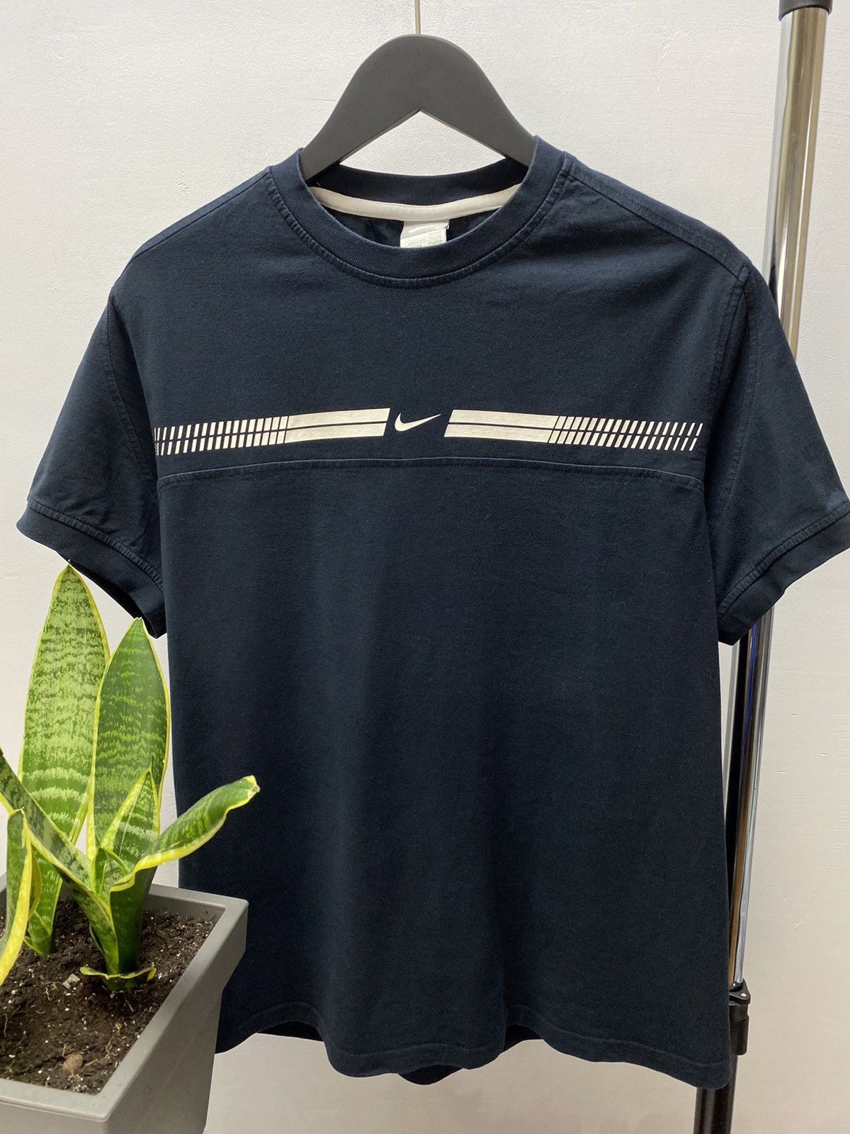 Vintage Vintage 90s Nike Centre Logo T Shirt Size US L / EU 52-54 / 3 - 6 Thumbnail