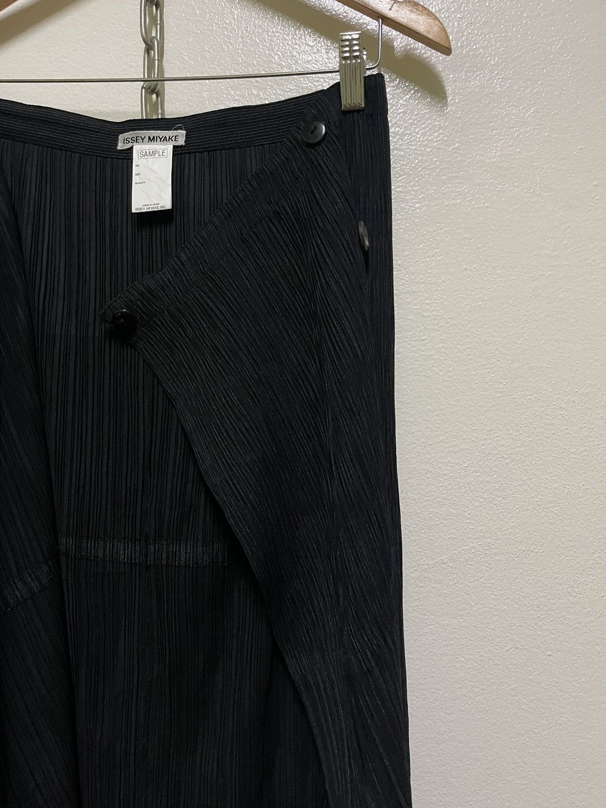 Issey Miyake × Japanese Brand Issey Miyake Sample Pleated Button Wrap Skirt Black Size 27" / US 4 / IT 40 - 14 Thumbnail