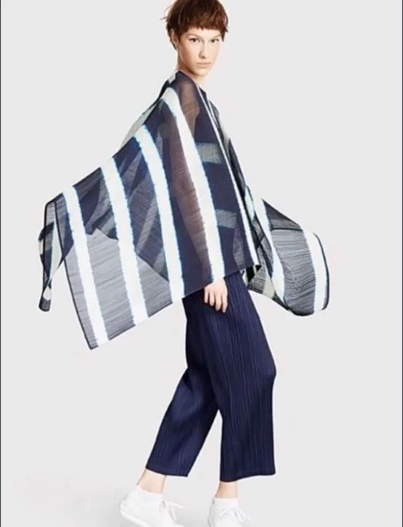 Issey Miyake size:one size Black and white striped coat Outerwear