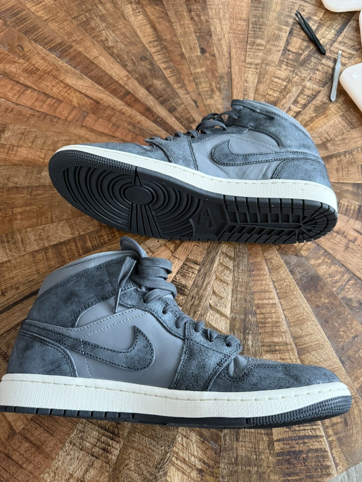 Jordan Brand Air Jordan 1 mid se women’s Size US 11 / EU 44 - 2 Thumbnail