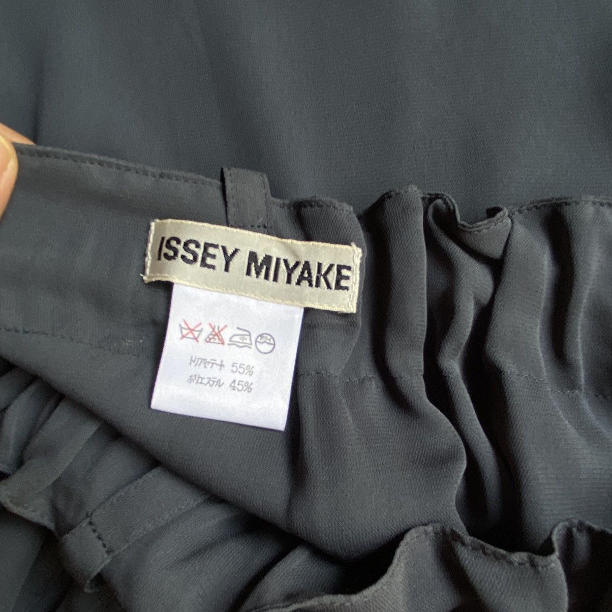 Issey Miyake ISSEY MIYAKE Dark Gray Chiffon Skort with Smocked Waist Size 27" / US 4 / IT 40 - 14 Thumbnail