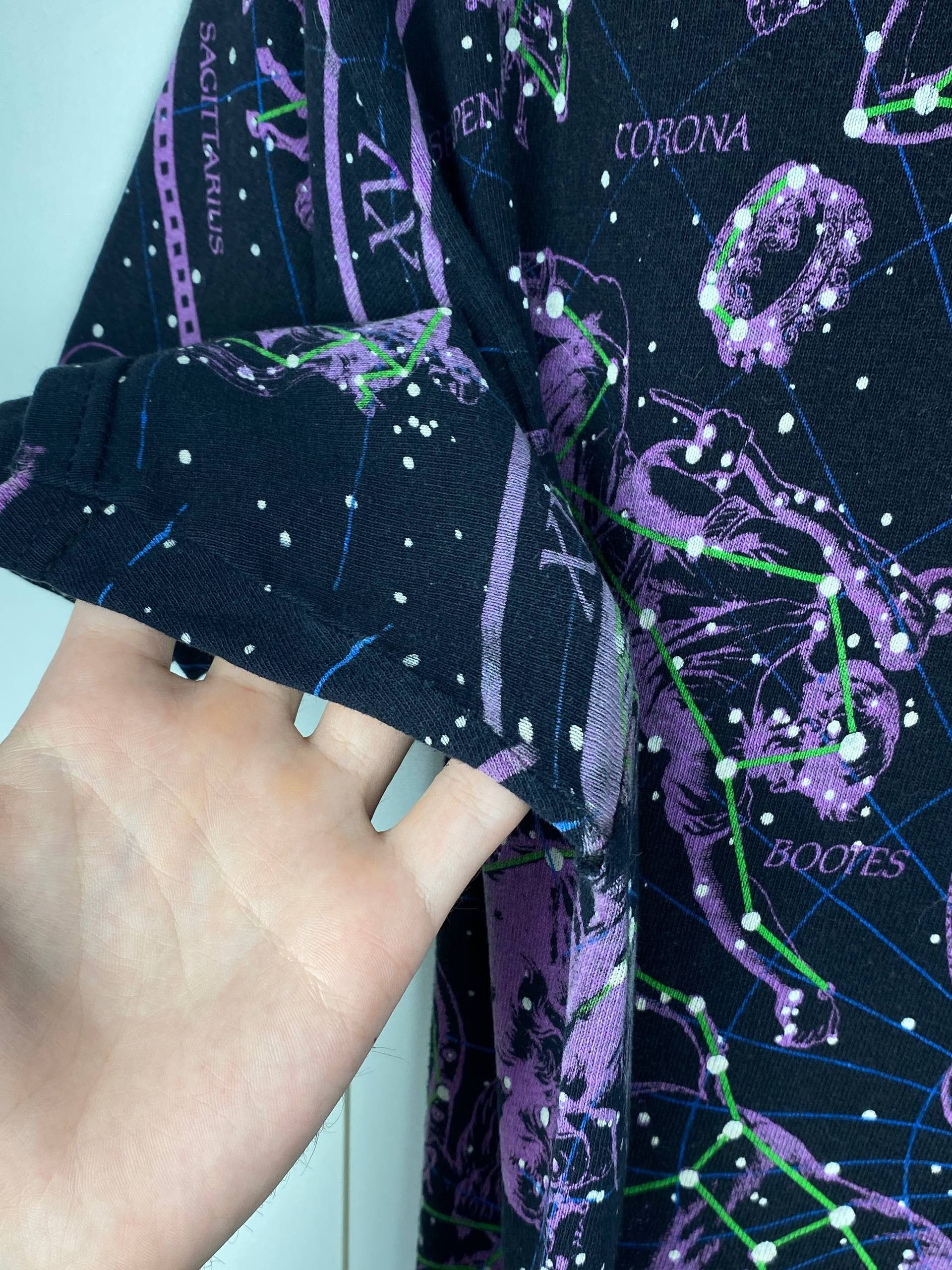 Liquid Blue Vintage Liquid Blue 1993 Hemisphere Glow In Dark Graphic Tee Size US L / EU 52-54 / 3 - 14 Thumbnail