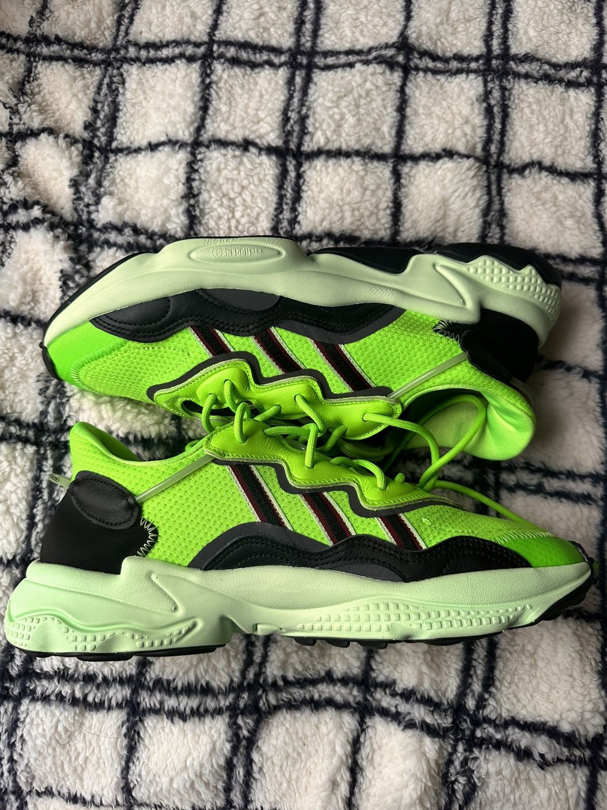 Adidas Adidas Ozweego Neon Green Size US 10 / EU 43 - 2 Thumbnail