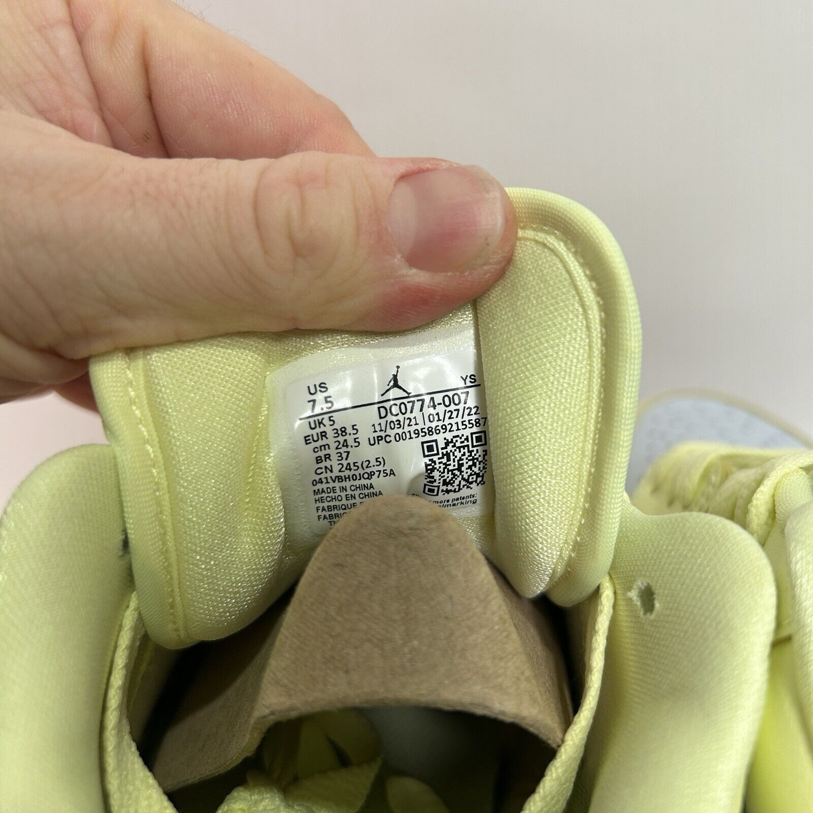 Nike Nike Air Jordan 1 Low Retro WMNS “Lemonade/Citron Tint” 2024 Size US 7.5 / IT 37.5 - 6 Thumbnail