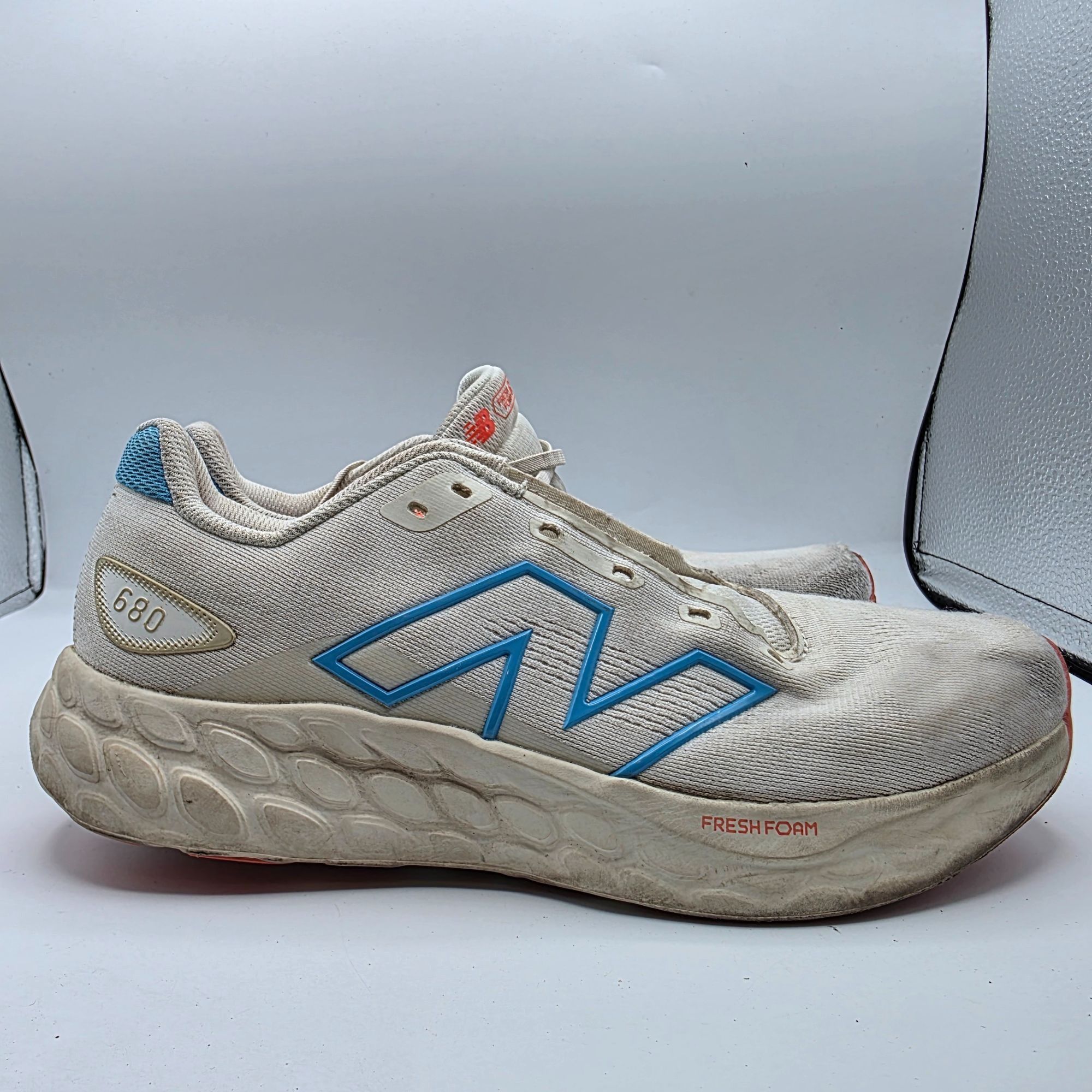 New Balance New Balance Fresh Foam 680v8 Womens Size 9.5 Shoes White Blu Size US 9.5 / IT 39.5 - 12 Thumbnail