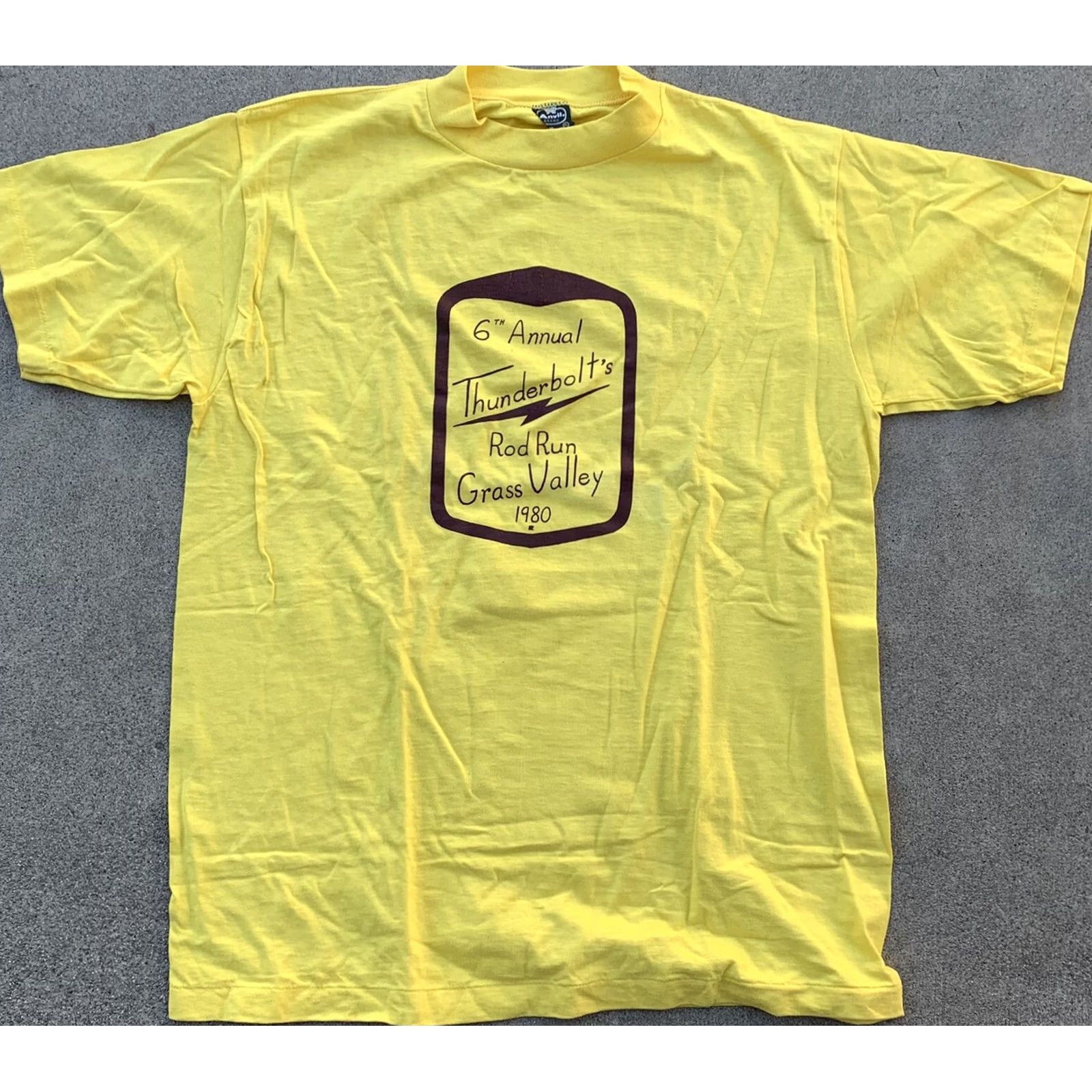 Anvil VINTAGE 6th Annual Thunderbolts Rod Run Grass Valley 1980 T-Shirt XL 80s Yellow Anvil Unisex Graphic Tee Size US XL / EU 56 / 4 - 7 Thumbnail